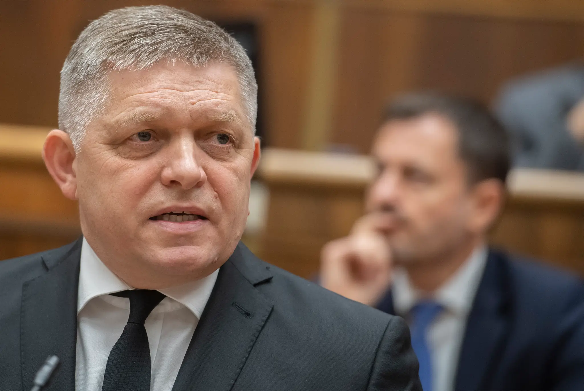 Robert Fico, v pozadí Eduard Heger