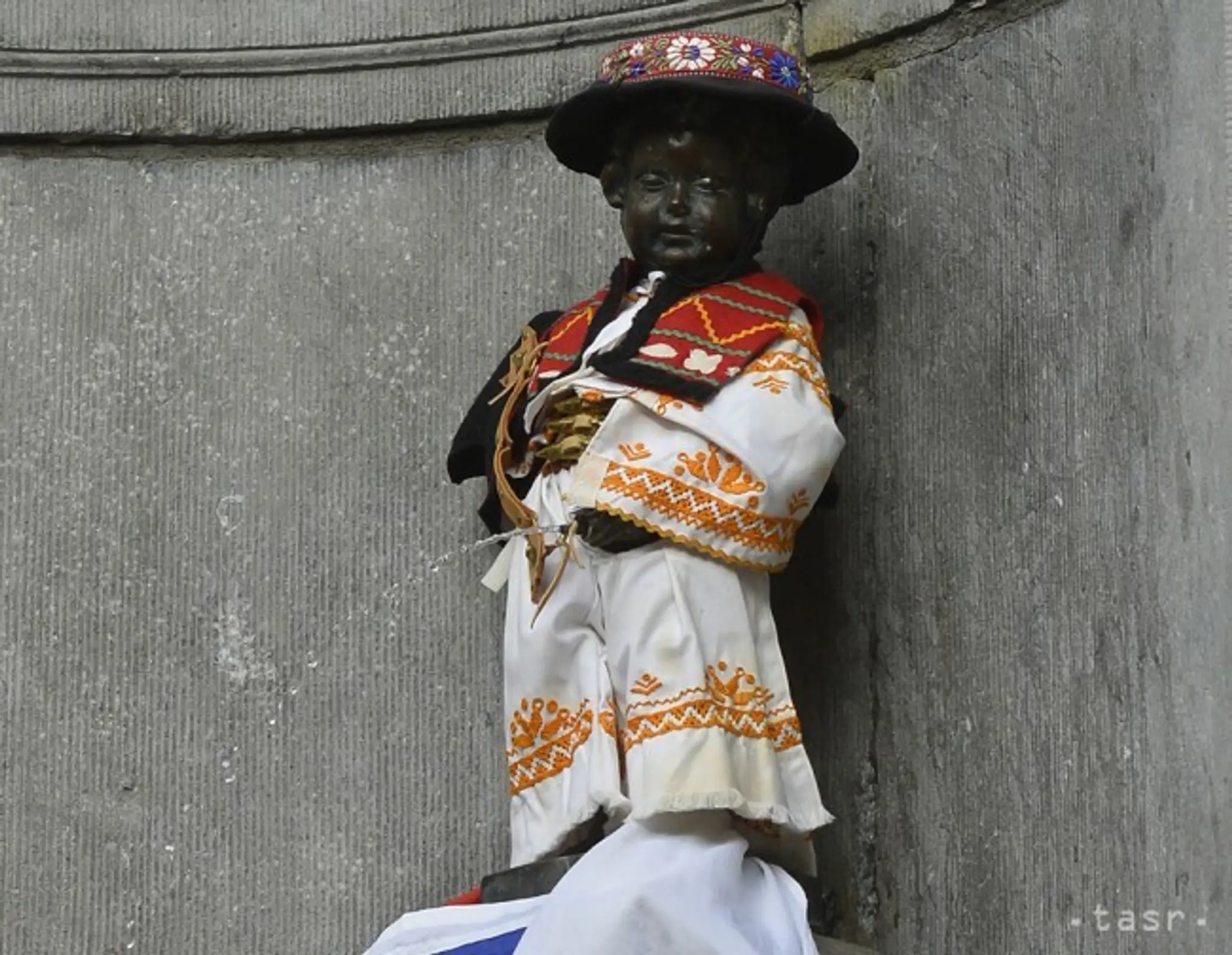 Manneken-Pis v slovenskom kroji.