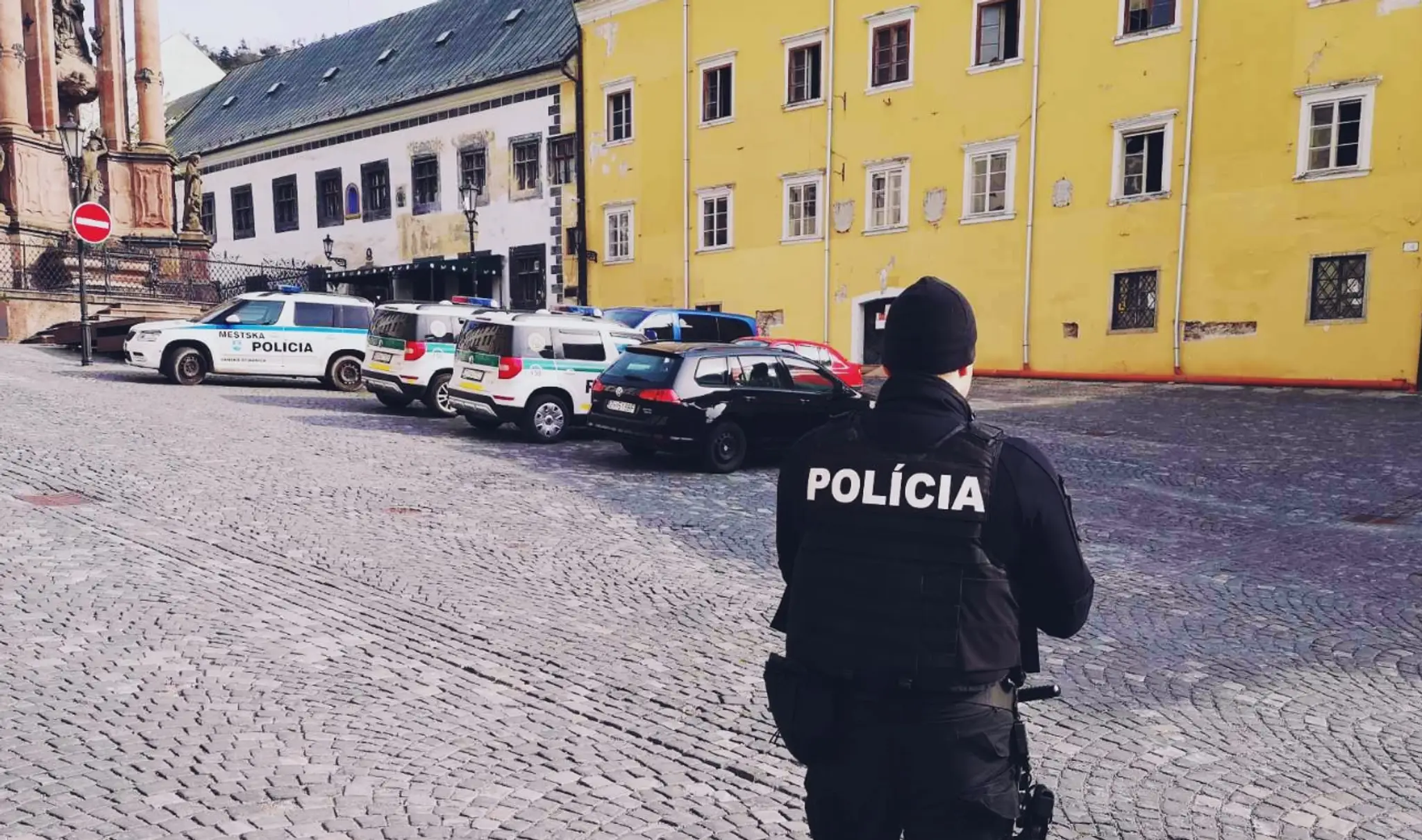 Na snímke policajt v centre Banskej Štiavnice.