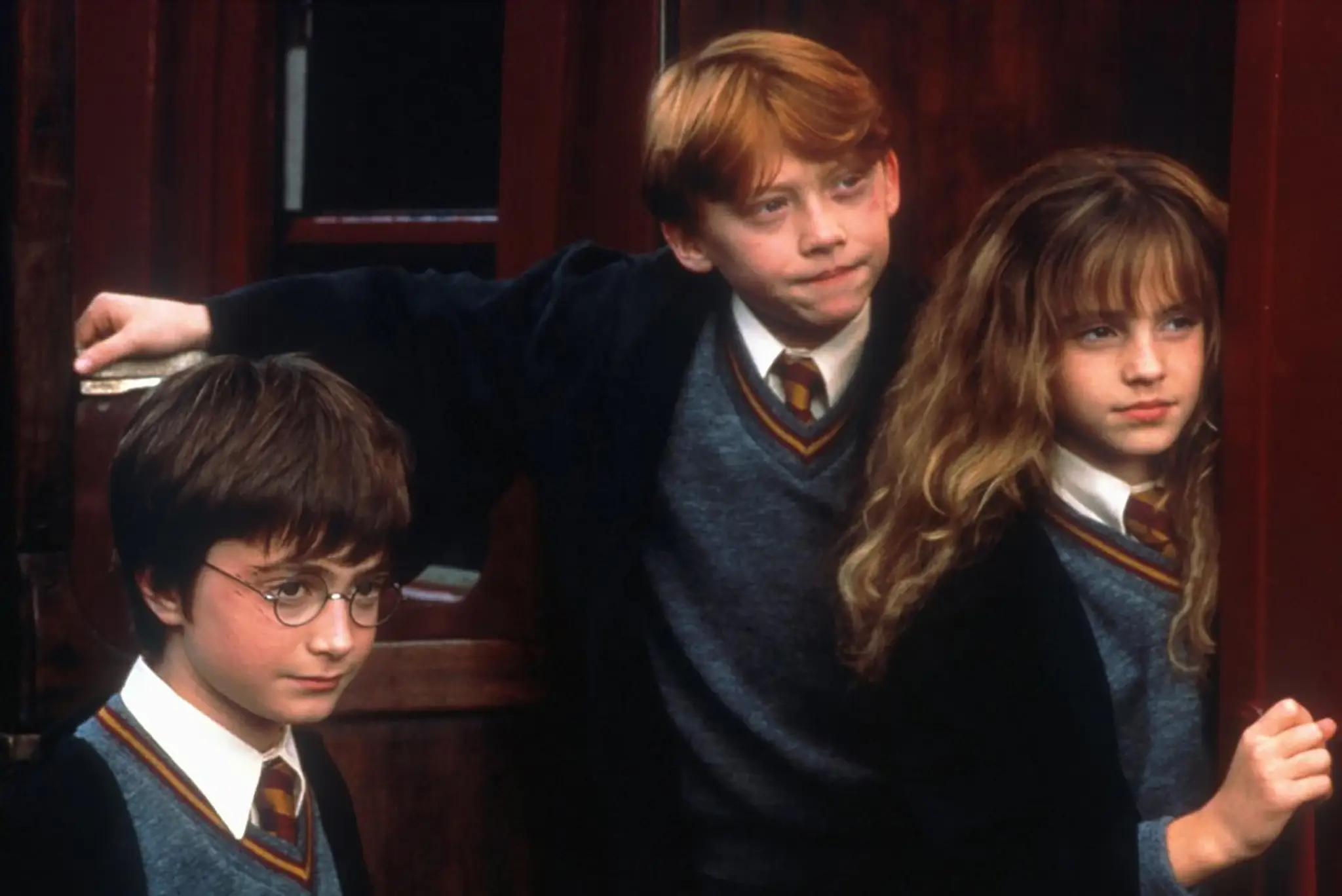Daniel Radcliffe, Rupert Grint a Emma Watson vo filme Harry Potter a Kameň mudrcov