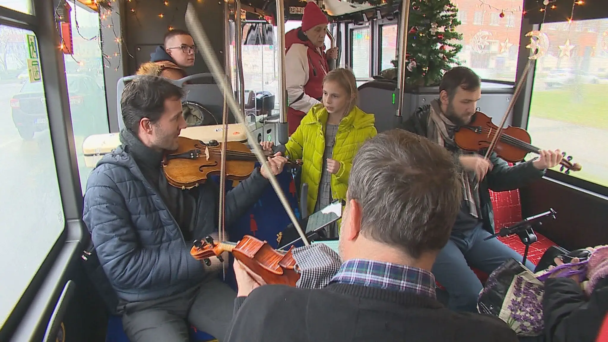 Muzikanti v autobuse.