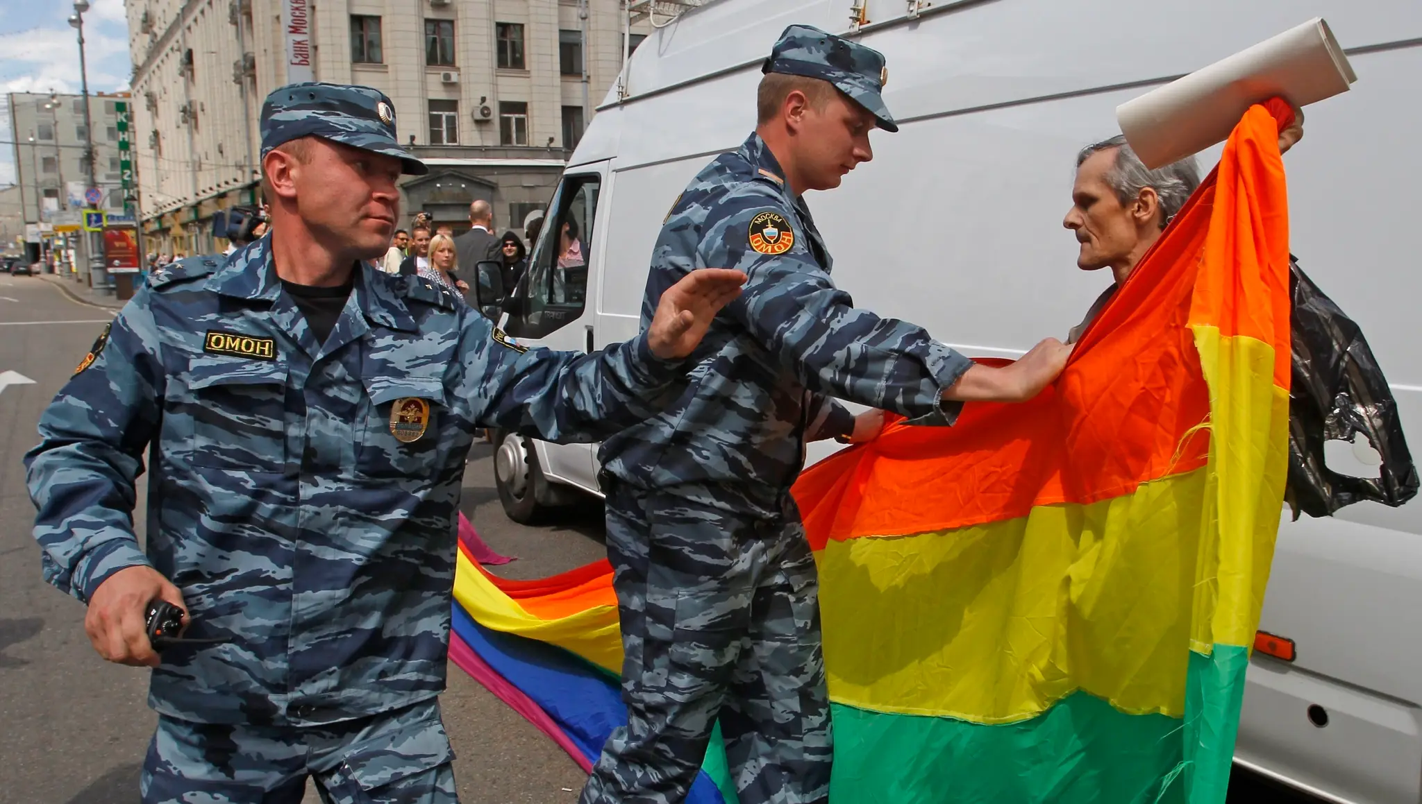 Na archívnej snímke z 27. mája 2012 ruskí policajti zatýkajú aktivistov za práva LGBTQ+ komunity v Moskve.