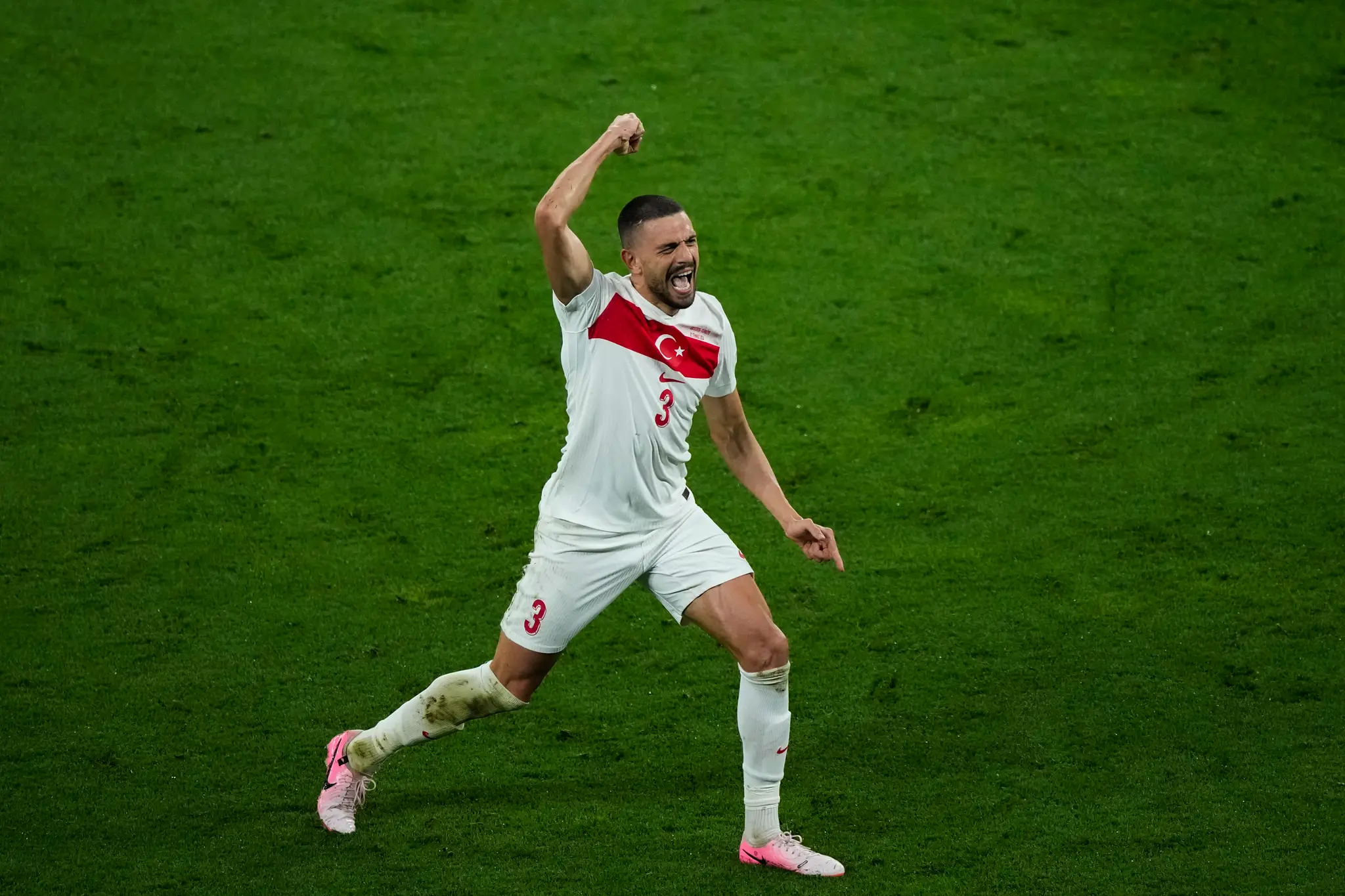 Na snímke turecký futbalista Merih Demiral sa raduje po strelení druhého gólu.