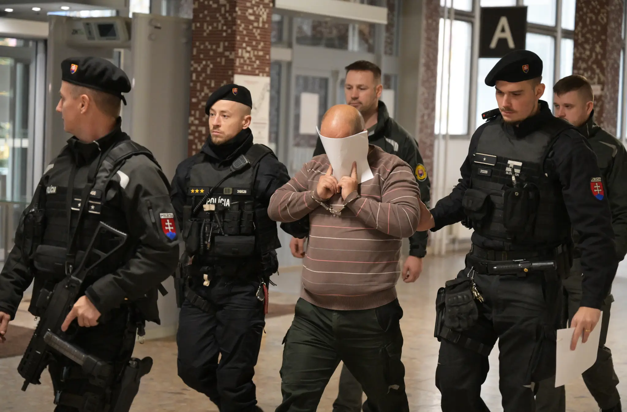 Policajta vinia zo zabitia muža v Košiciach.
