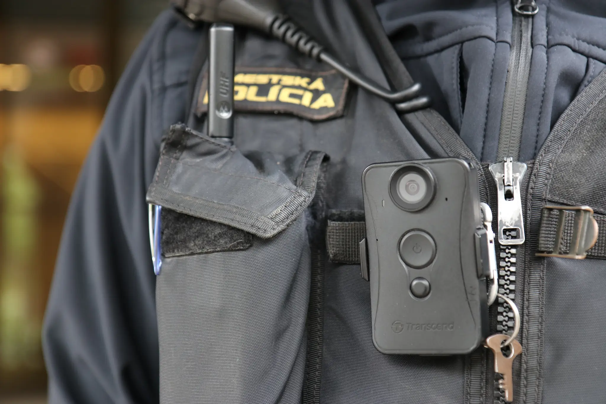 Mestská polícia v Poprade ako jedna z prvých na Slovensku začala používať telové kamery.
