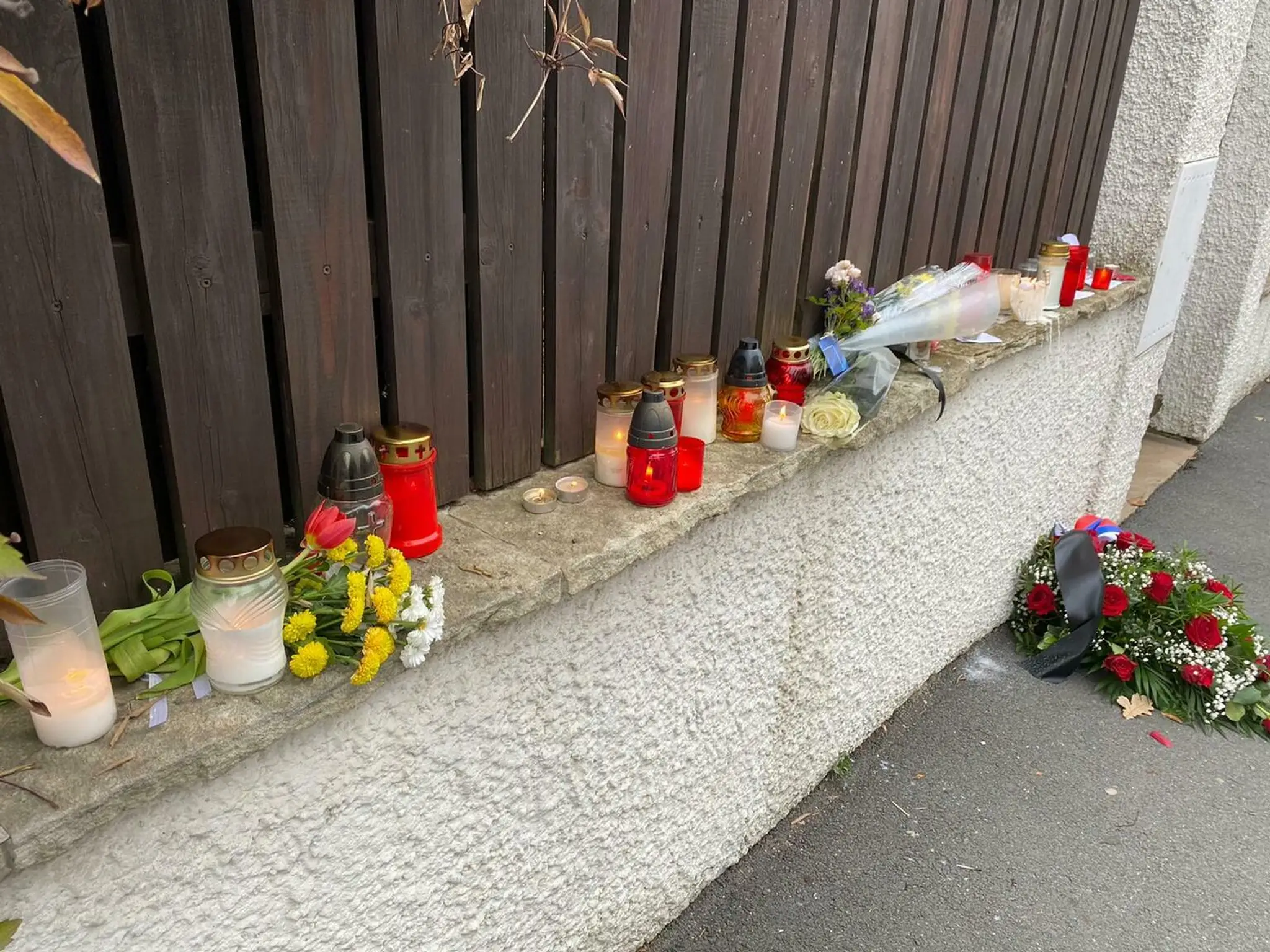 Sviečky pred domom zosnulého Mira Žbirku.