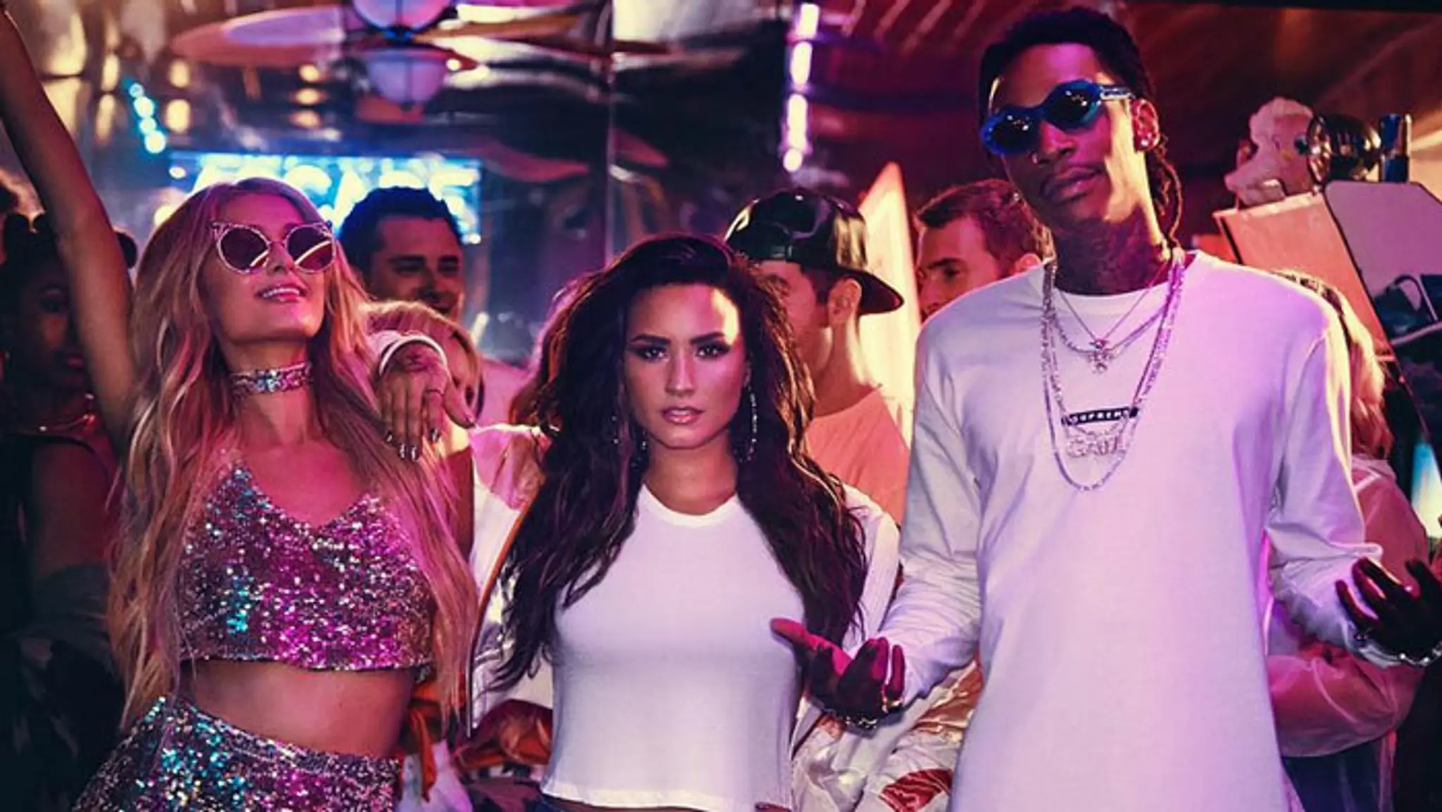 Paris Hilton, Demi Lovato a Wiz Khalifa vo videoklipe Sorry Not Sorry
