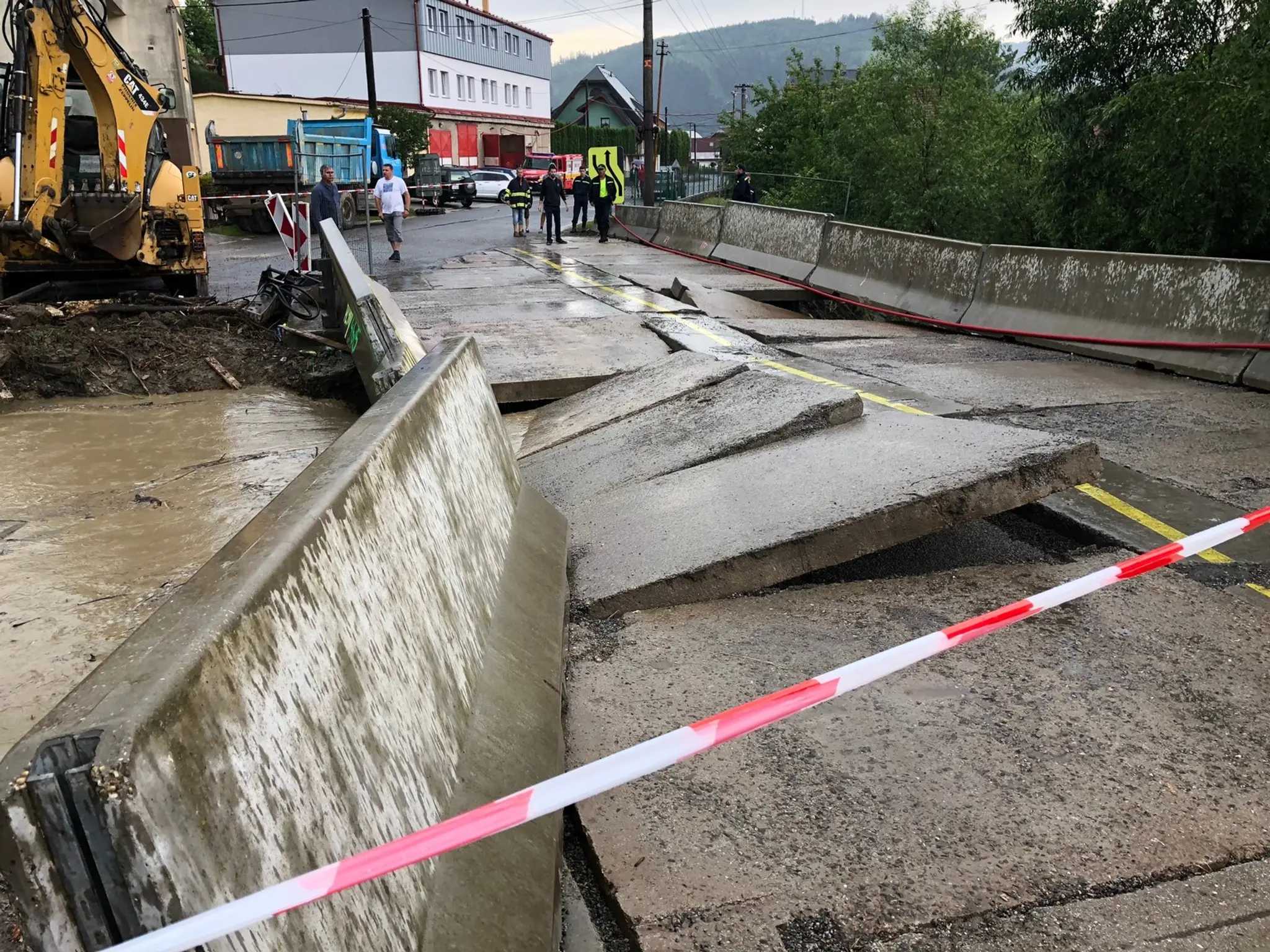 V Kysuckom Lieskovci voda strhla most.