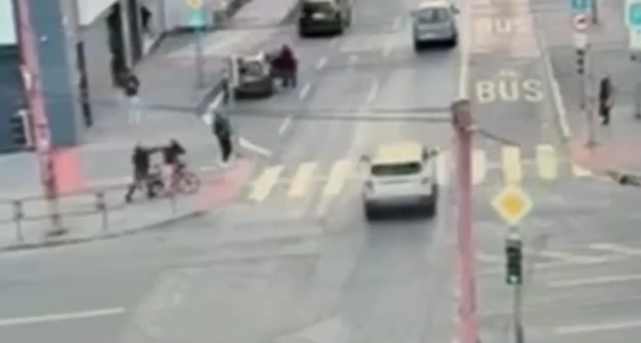 Muž napadol cyklistku.
