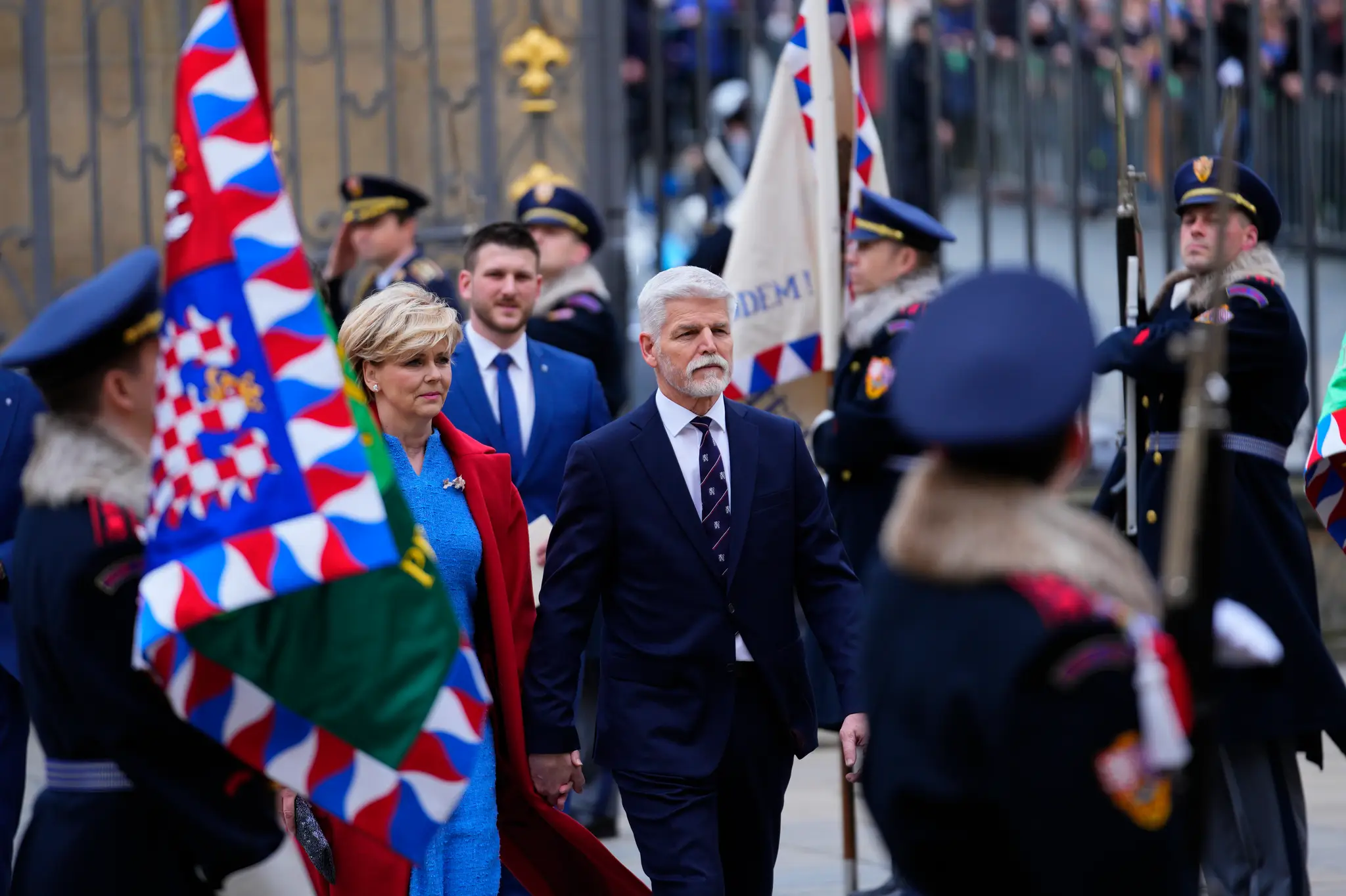 Český novozvolený prezident Petr Pavel so svojou manželkou Evou prichádza na Pražský hrad.