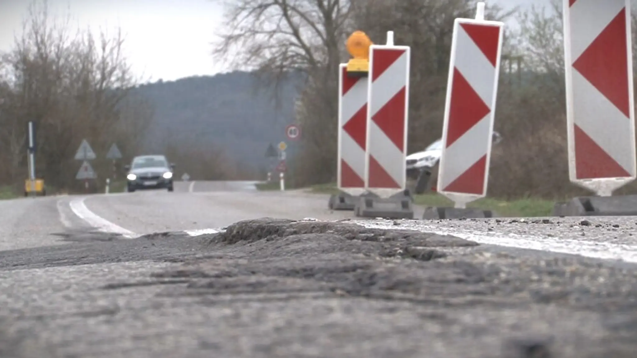 Praskla im jediná cesta do dediny.