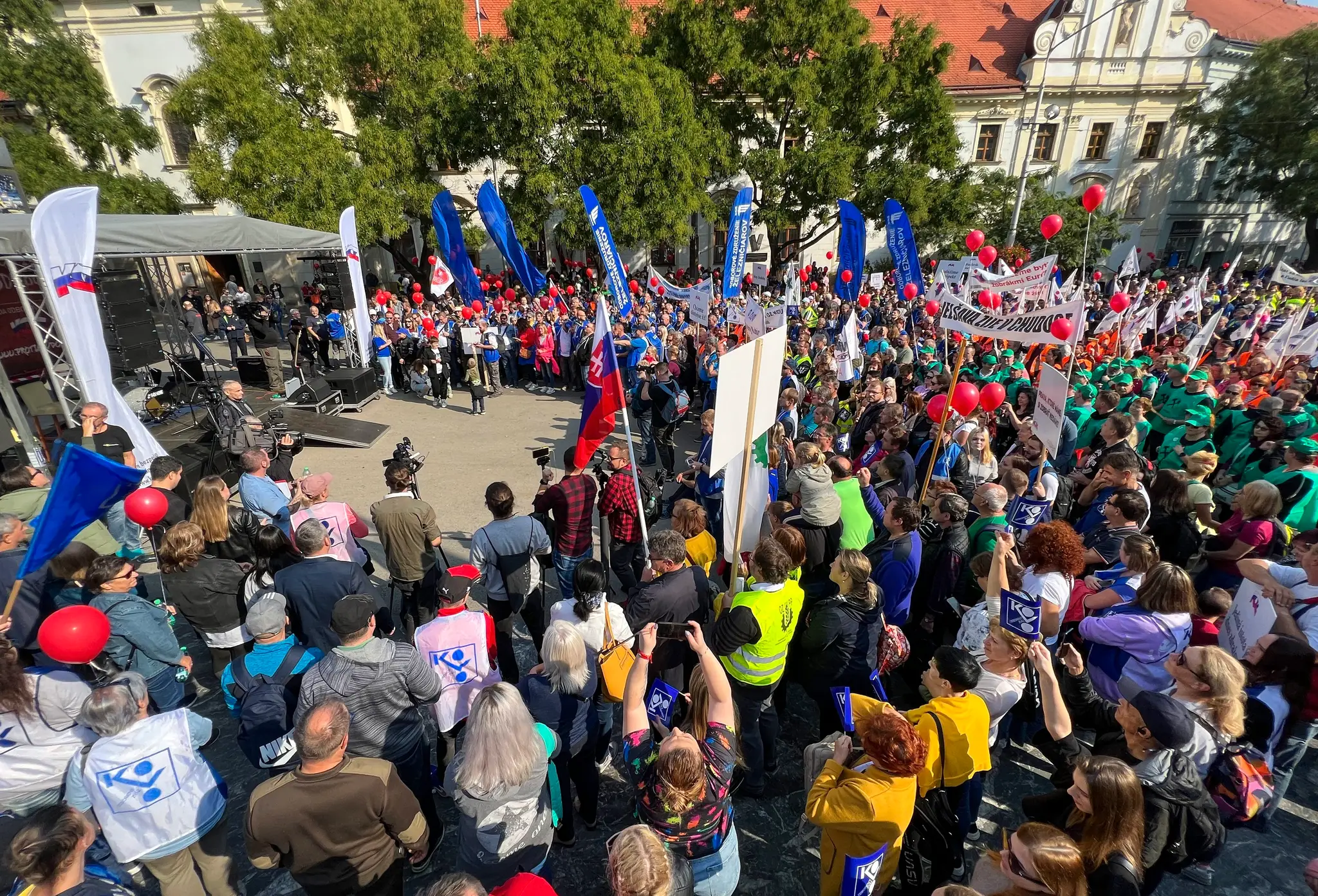 Účastníci demonštrácie Konfederácie odborových zväzov (KOZ) SR proti energetickej chudobe