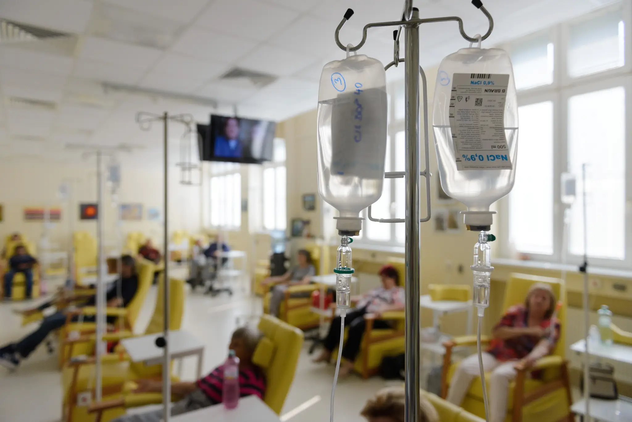 Priestory oddelenia rádioterapie a klinickej onkológie Fakultnej nemocnice v Nitre nerezové infúzne stojany.