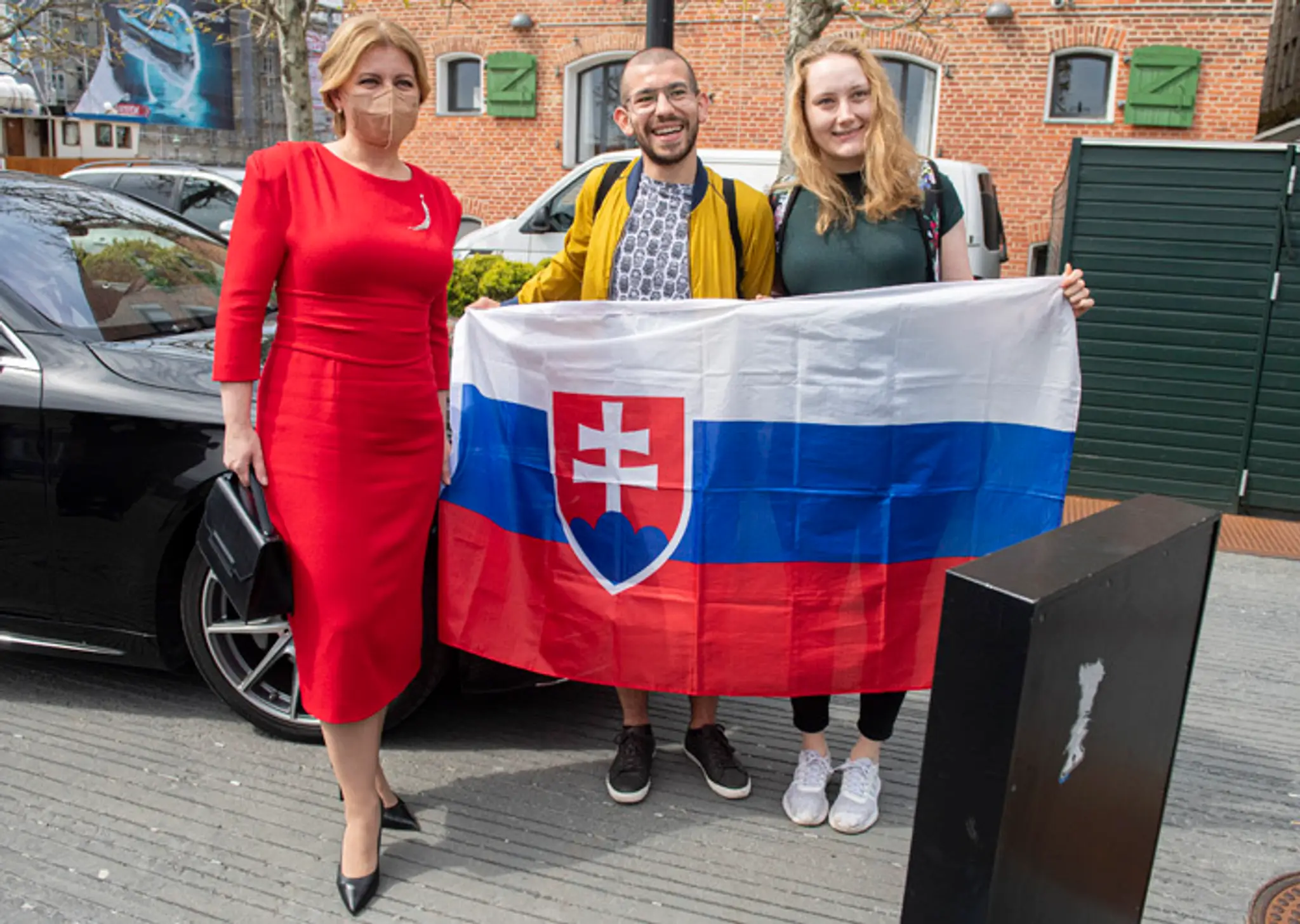 Prezidetku Zuzanu Čaputovú počas návštevy v Kodani prišli pozdraviť Slováci žijúci v Dánsku.