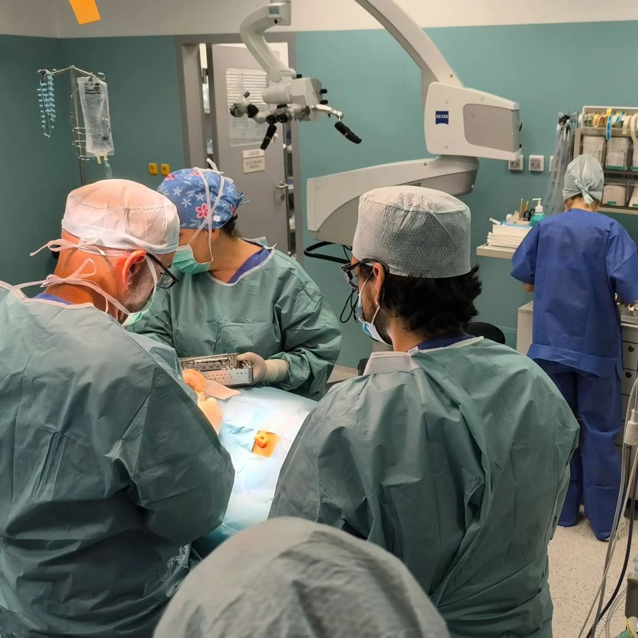 Lekári z Detskej fakultnej nemocnice Košice prvýkrát zaviedli unikátny sluchový implantát