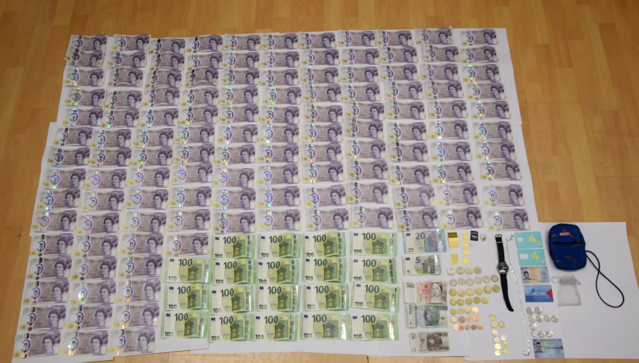 Muž sa vlámal do obydlí, kradol peniaze i elektroniku.