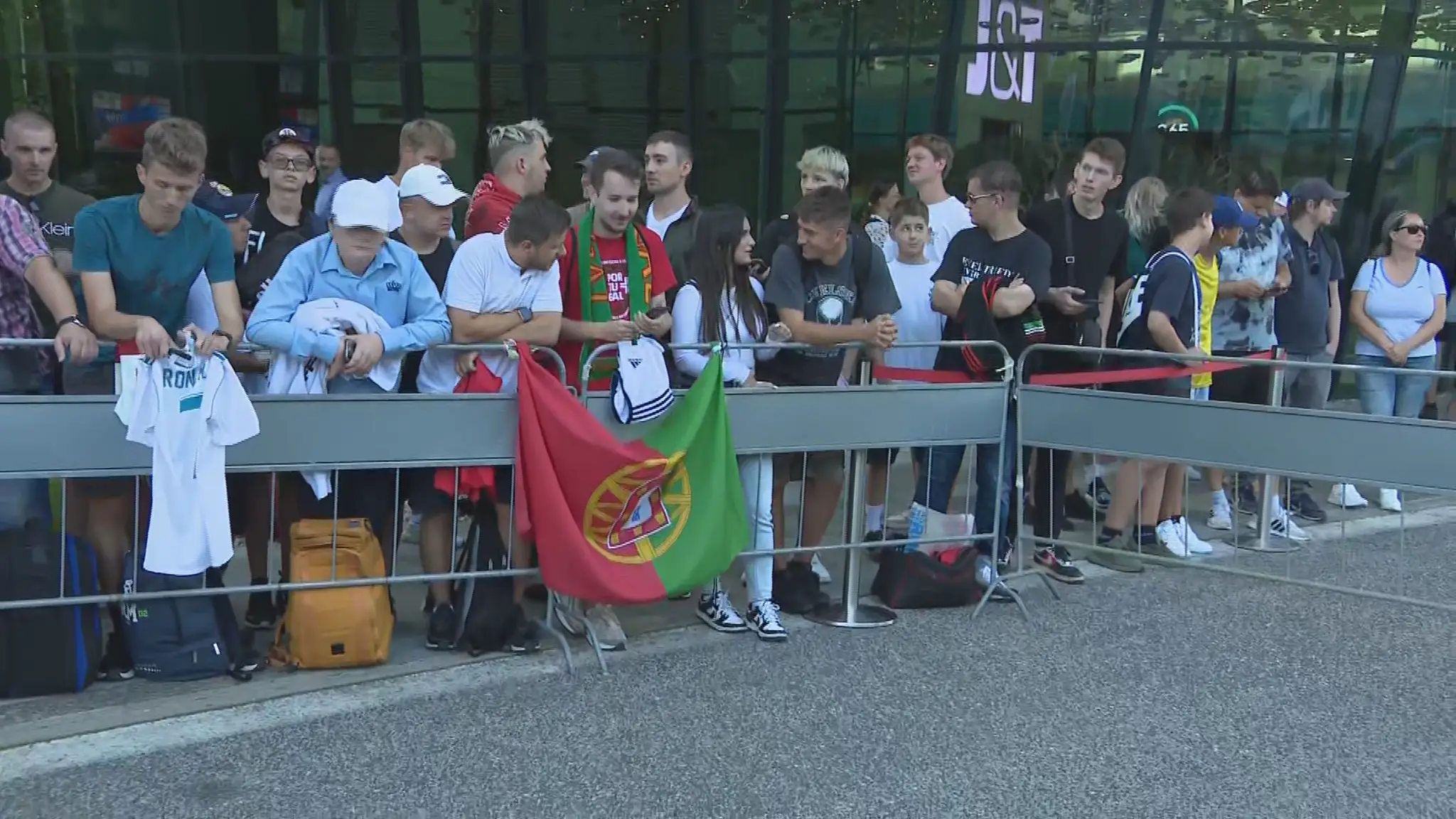 Fanúšikovia čakajúci portugalský tím.