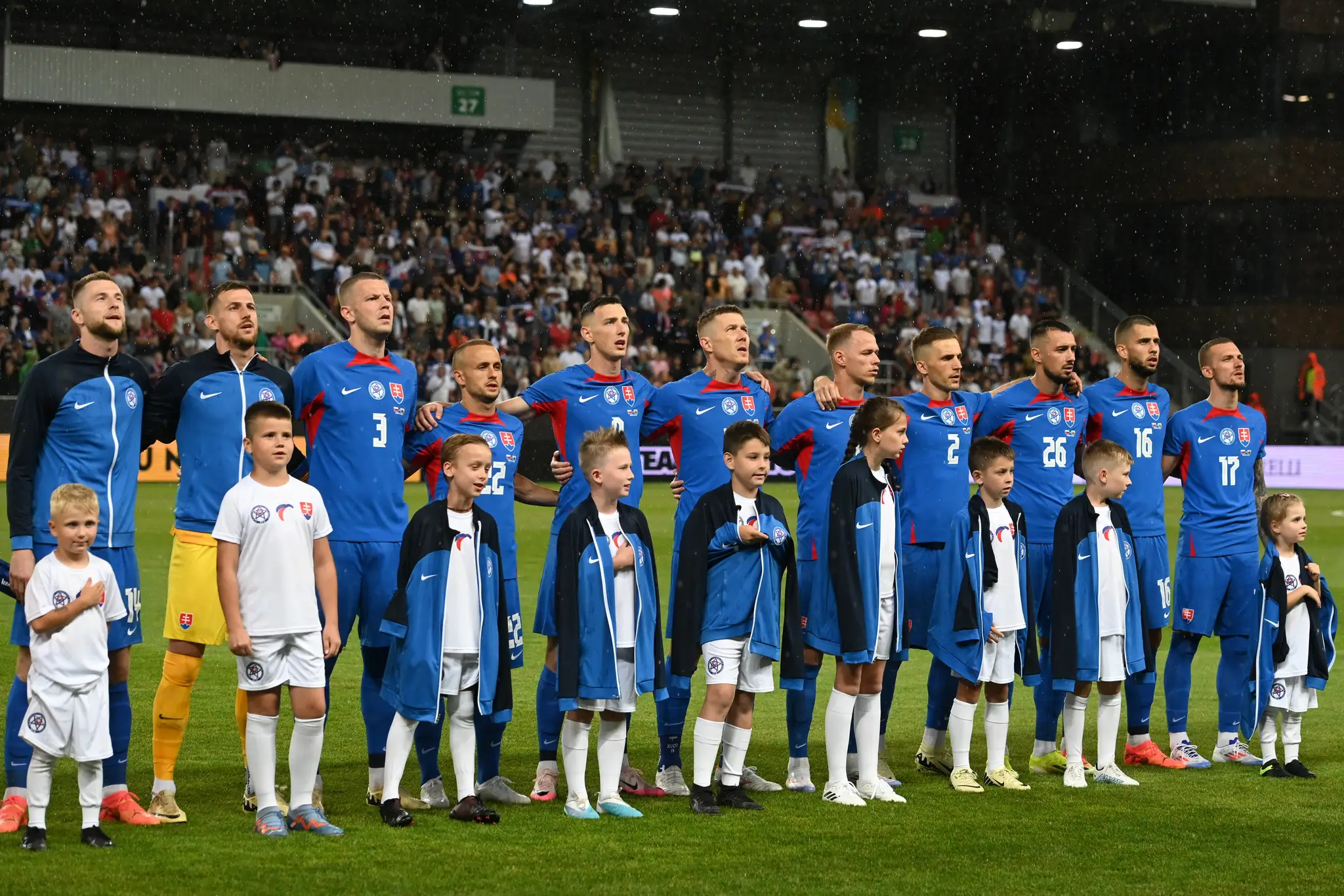 Na snímke futbalisti Slovenska pózujú pred prípravným zápasom medzi Slovenskom a Walesom