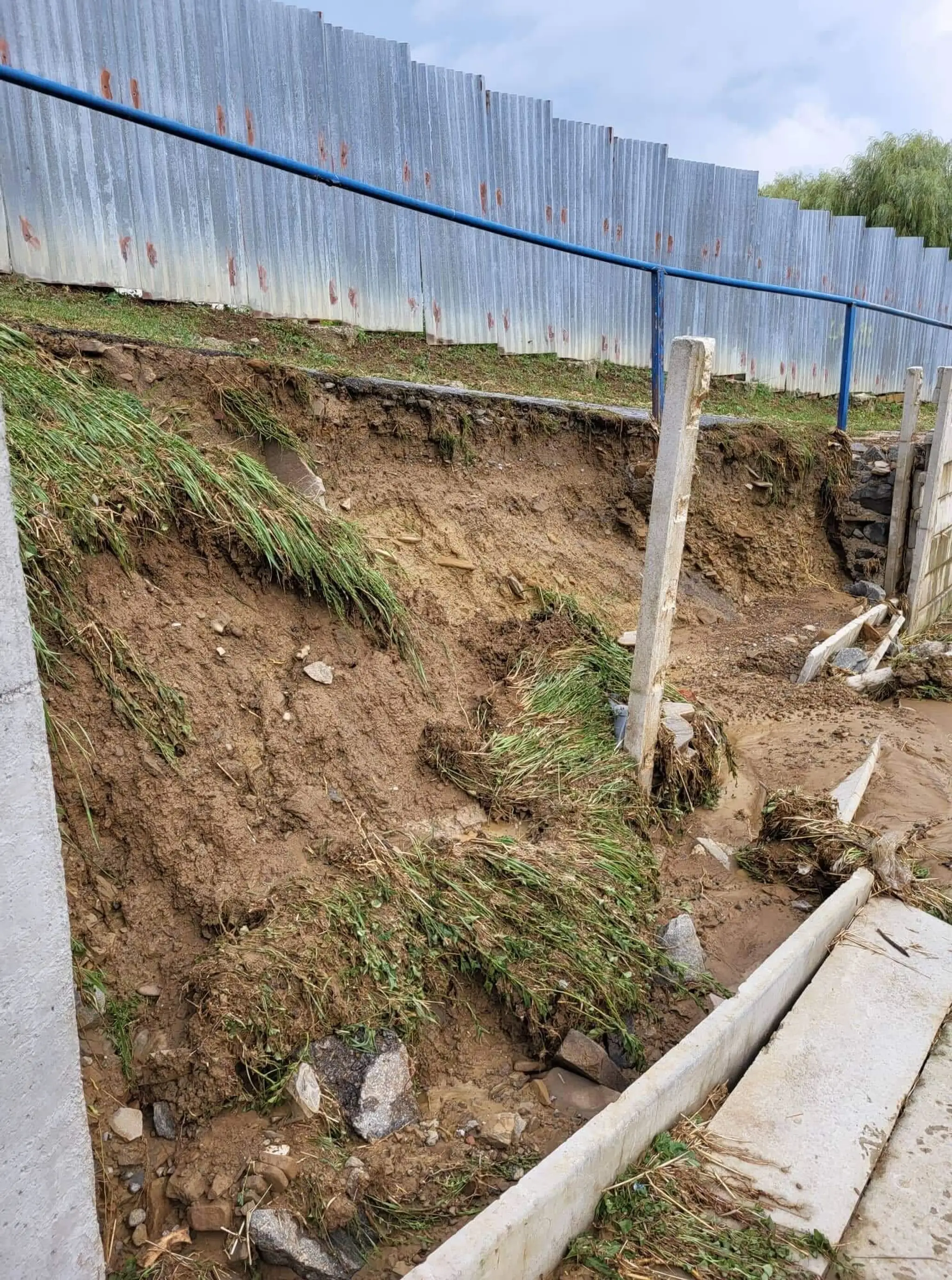 V obci Hermanovce sa z kopca zlialo bahno. Ulice museli vyčistiť dobrovoľní hasiči.
