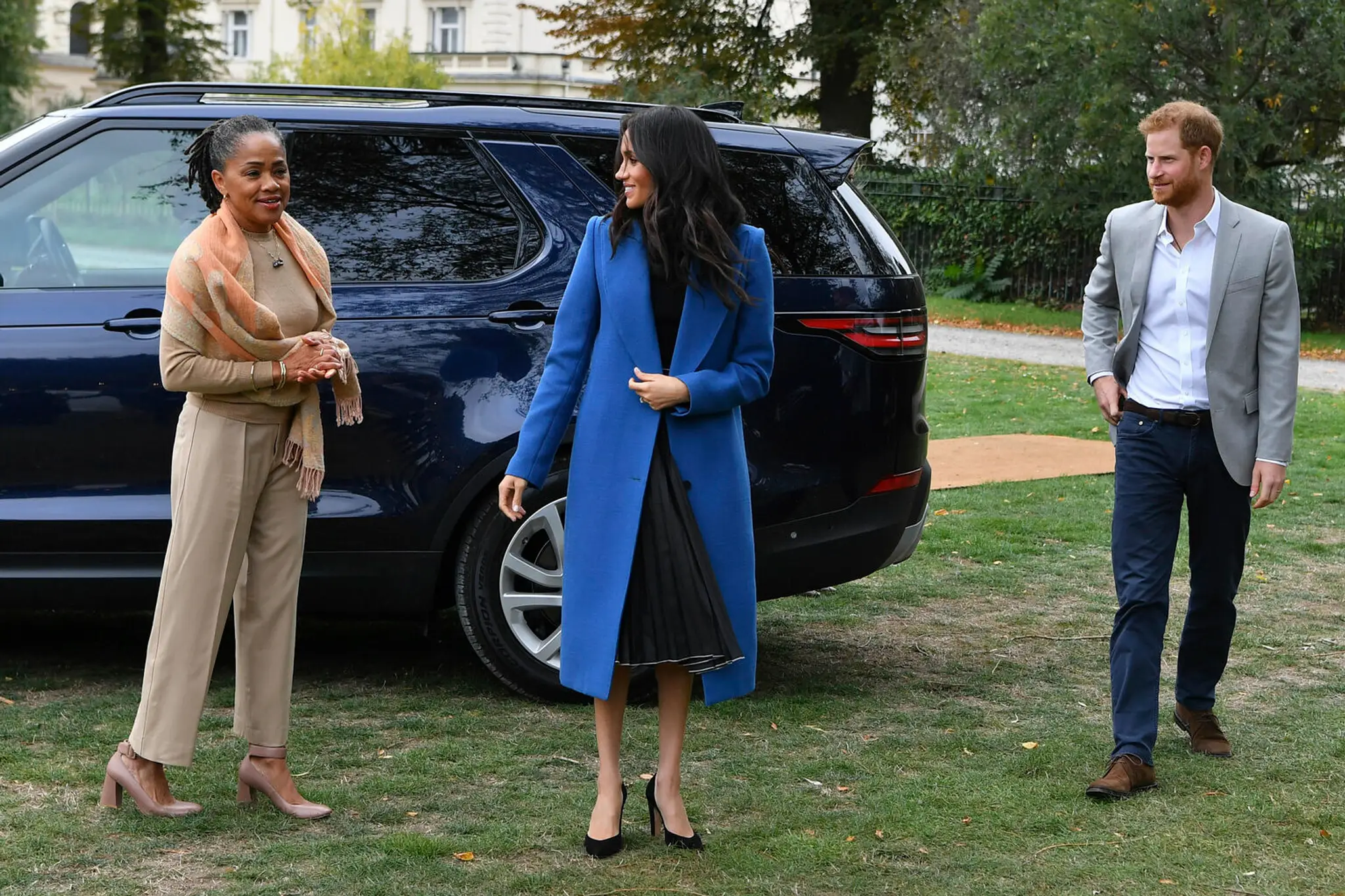 Meghan Markle spolu s mamou Doriou a princom Harrym.