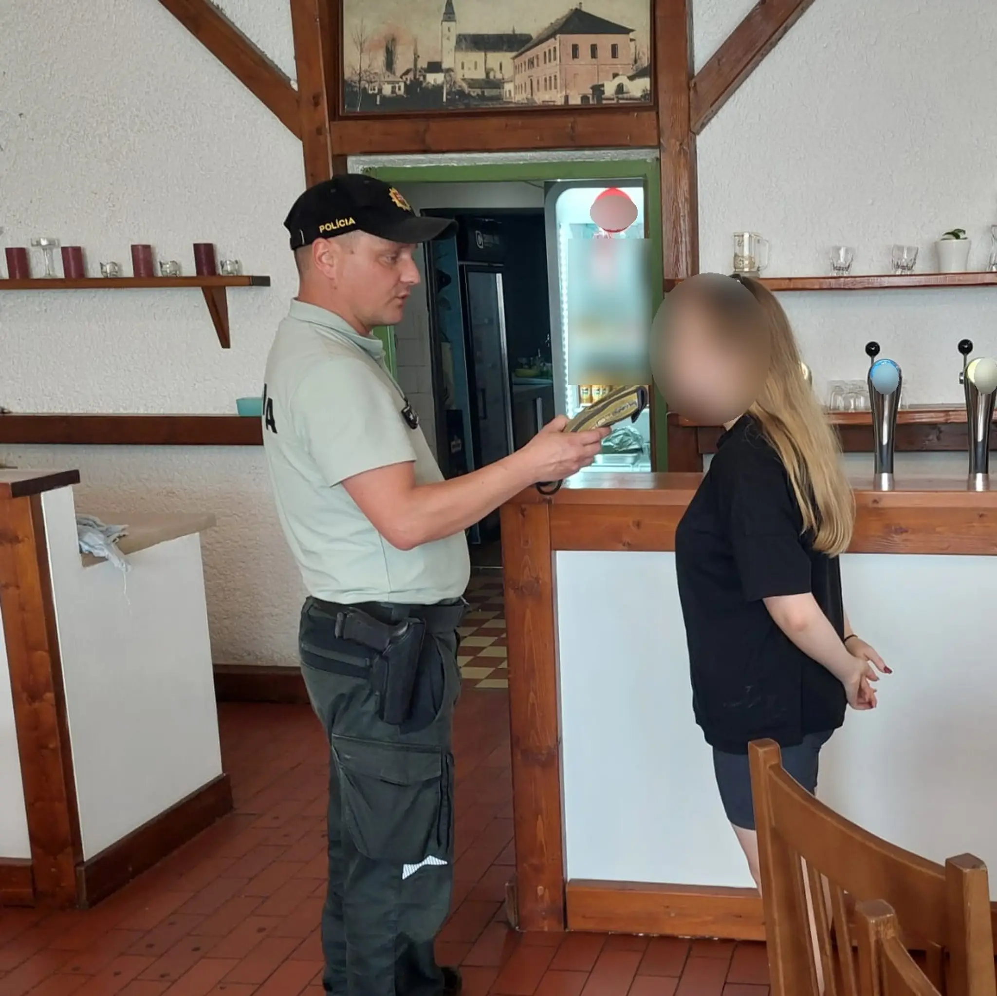 Deťom v Žiline dali policajti fúkať.