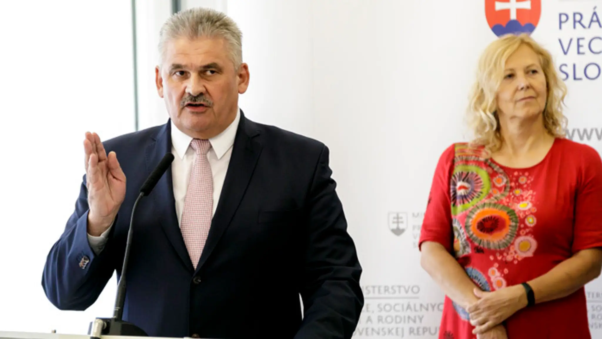 Minister Ján Richter, v pozadí komisárka pre osoby so zdravotným postihnutím Zuzana Stavrovská.