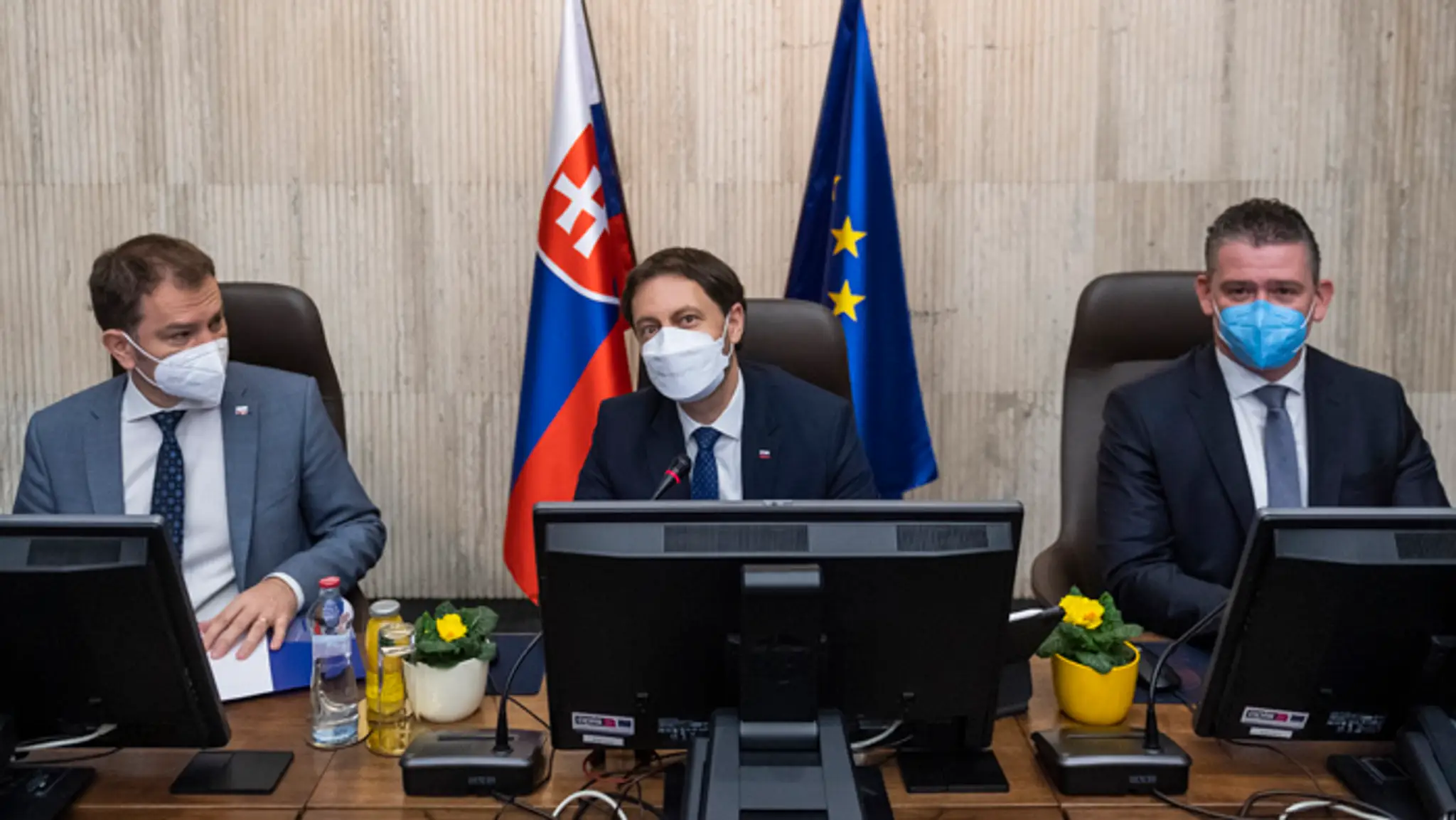 Na snímke zľava minister financií SR Igor Matovič a predseda vlády SR Eduard Heger.