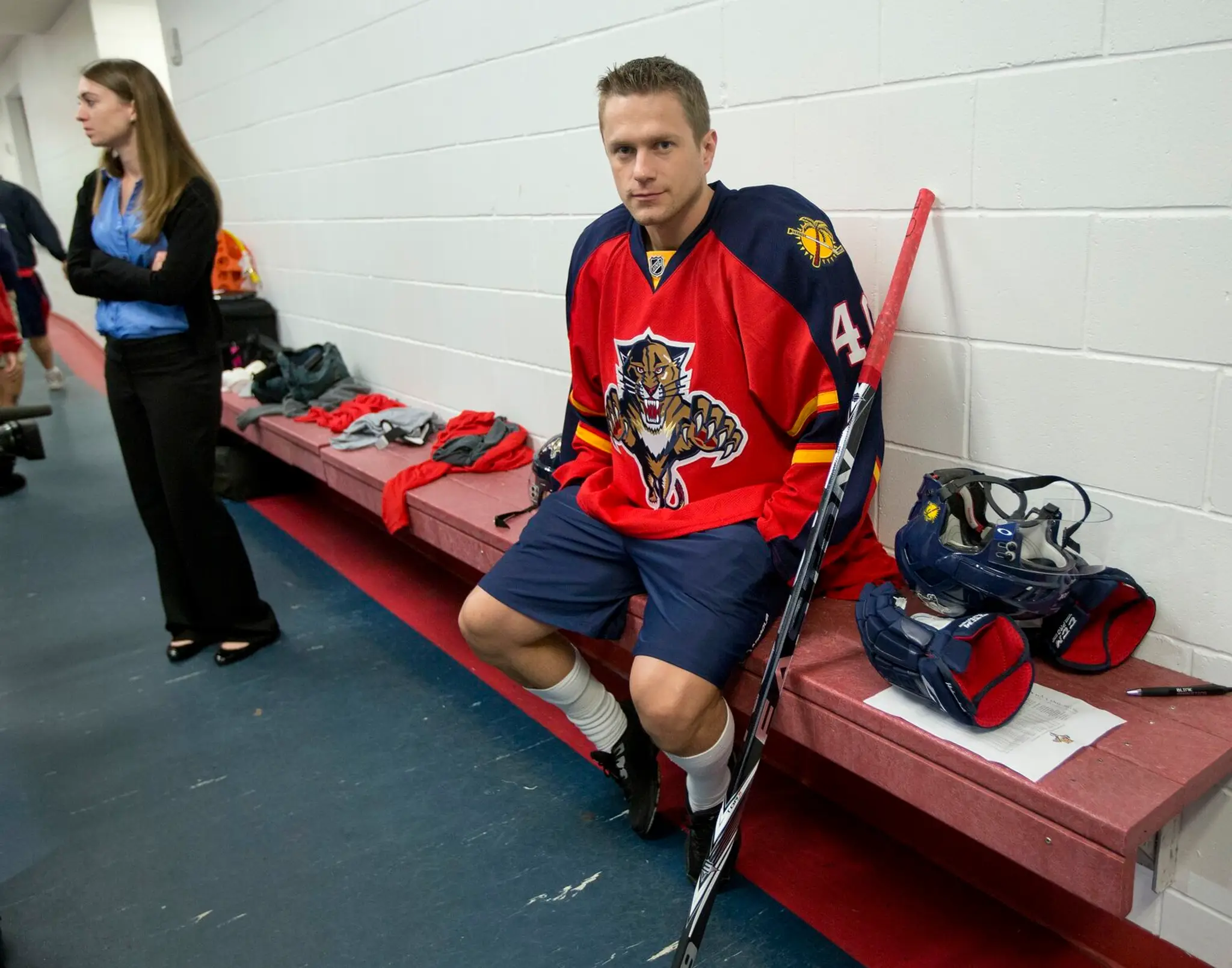 Marek Svatoš z Floridy Panthers čaká počas prvého dňa tréningového kempu 13. januára 2013 v americkom Coral Springs.