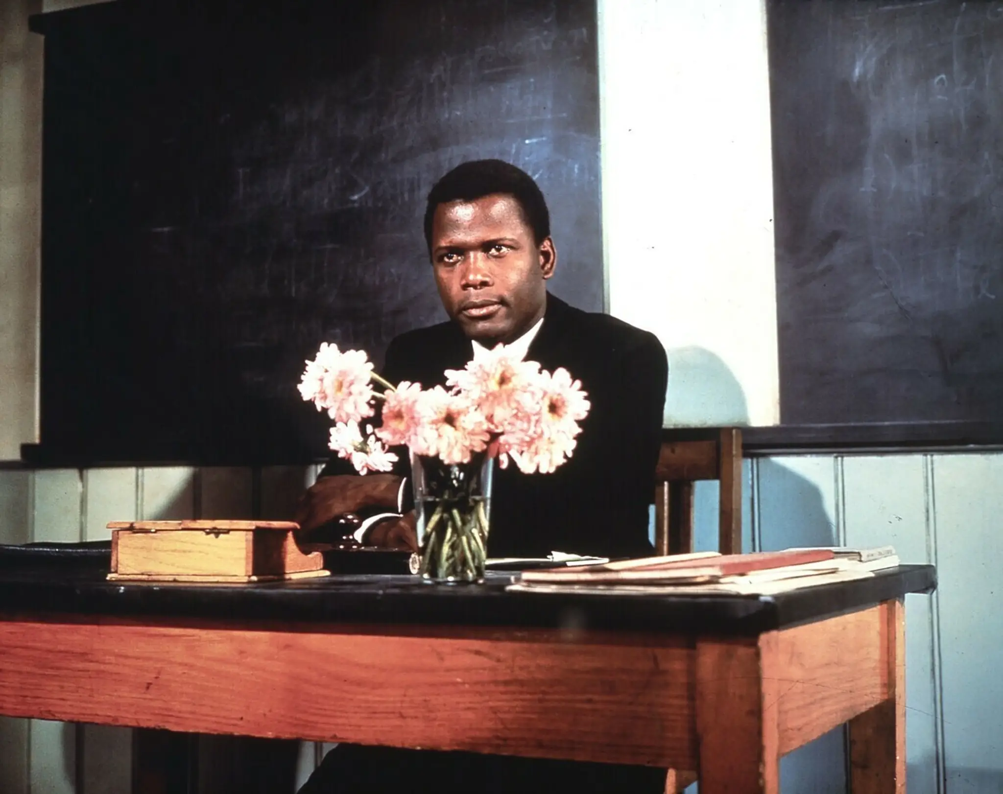 Sidney Poitier v scéne z filmu Pánovi učiteľovi z lásky.