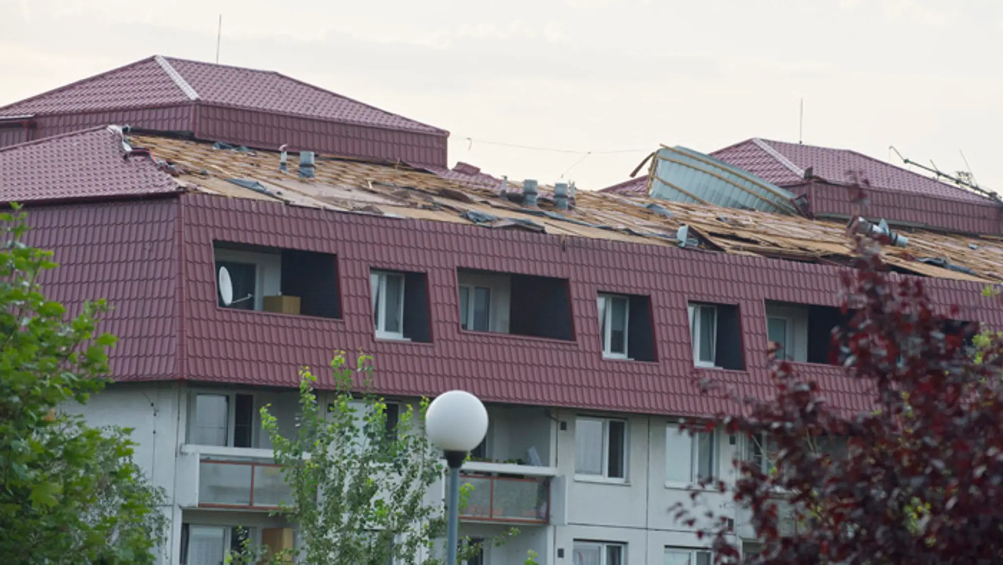 Poškodená strecha na domove dôchodcov v bratislavskej Rači.
