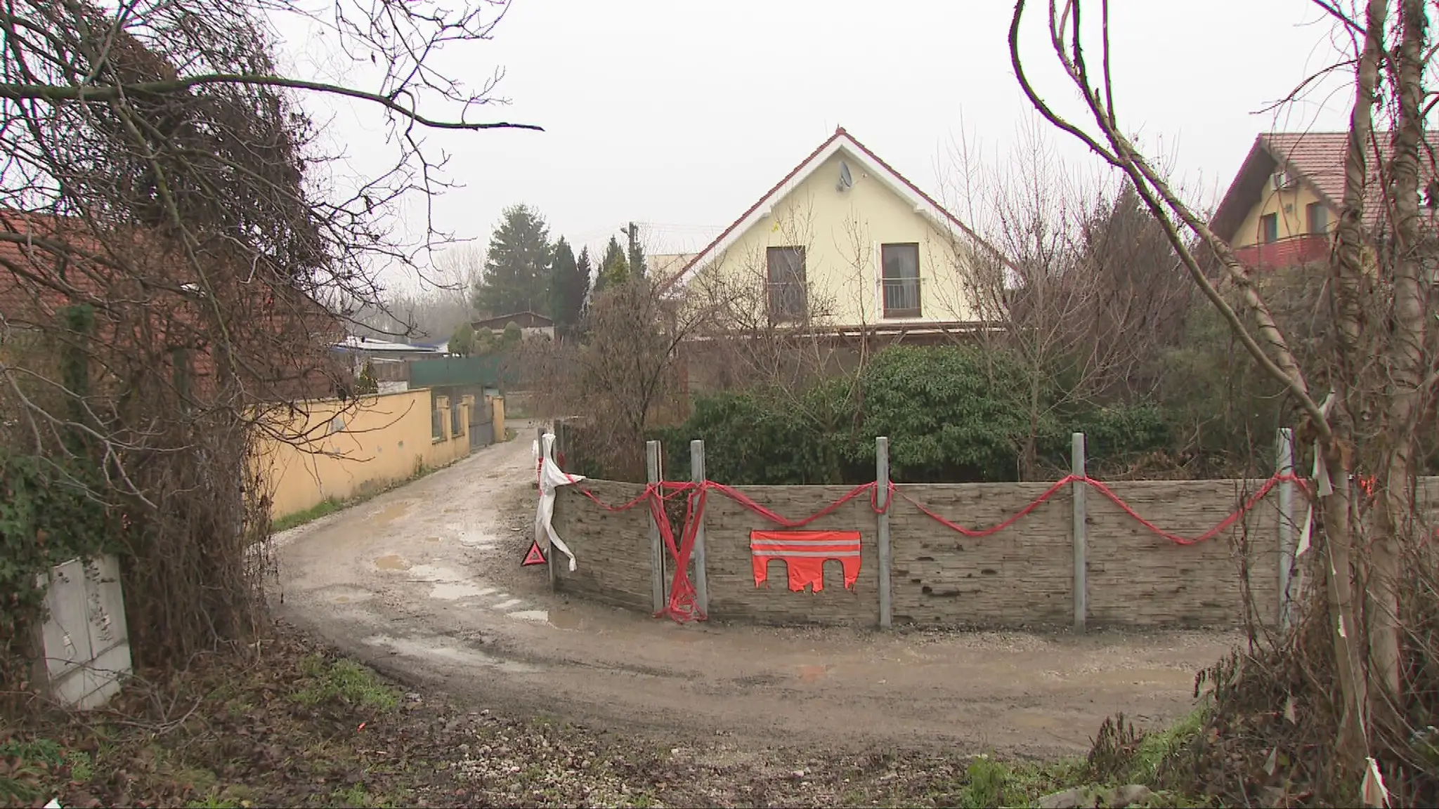 Žena postavila na ulici plot, ktorý blokuje cestu