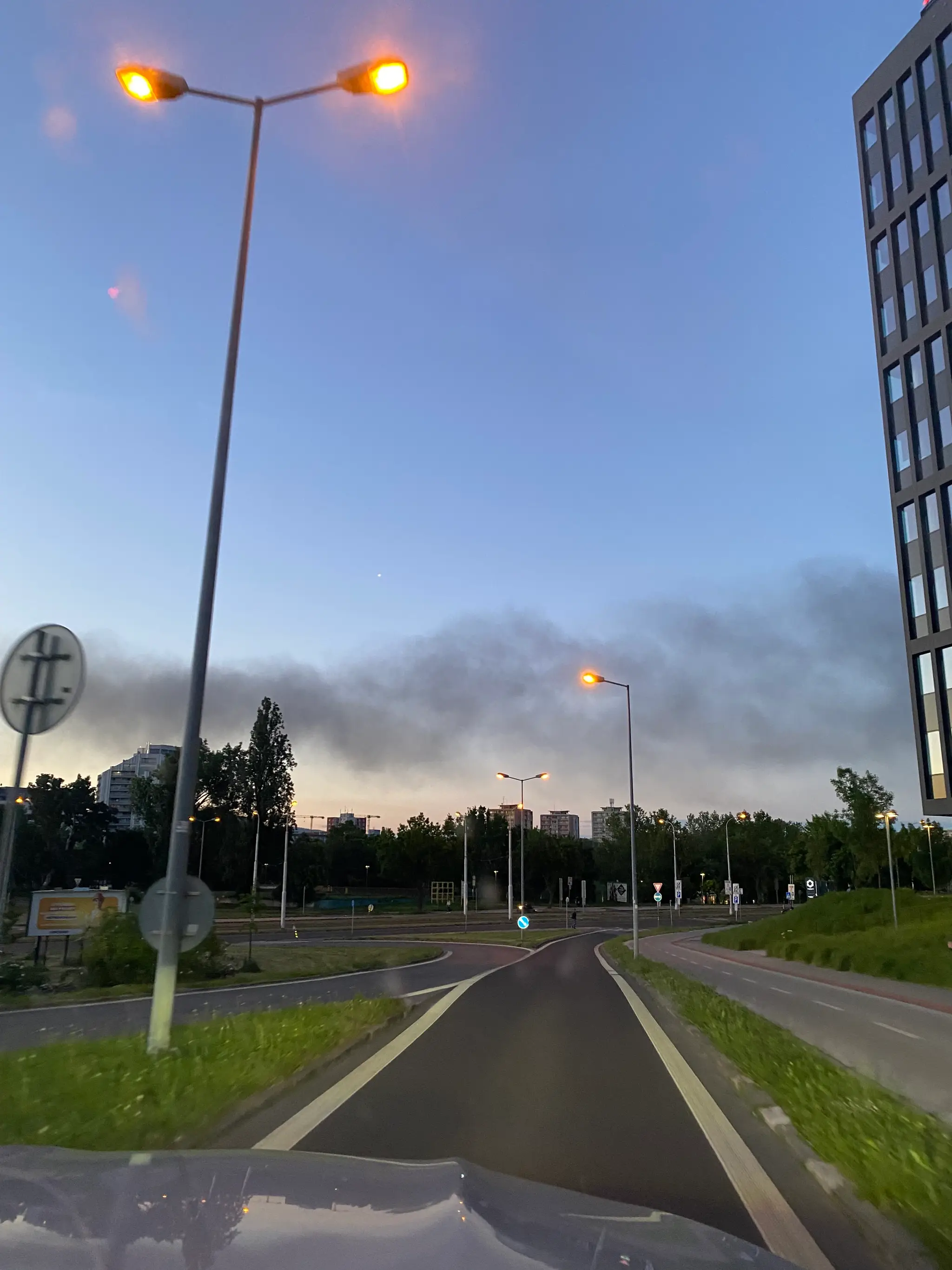 Dym z požiar nad Ružinovom.