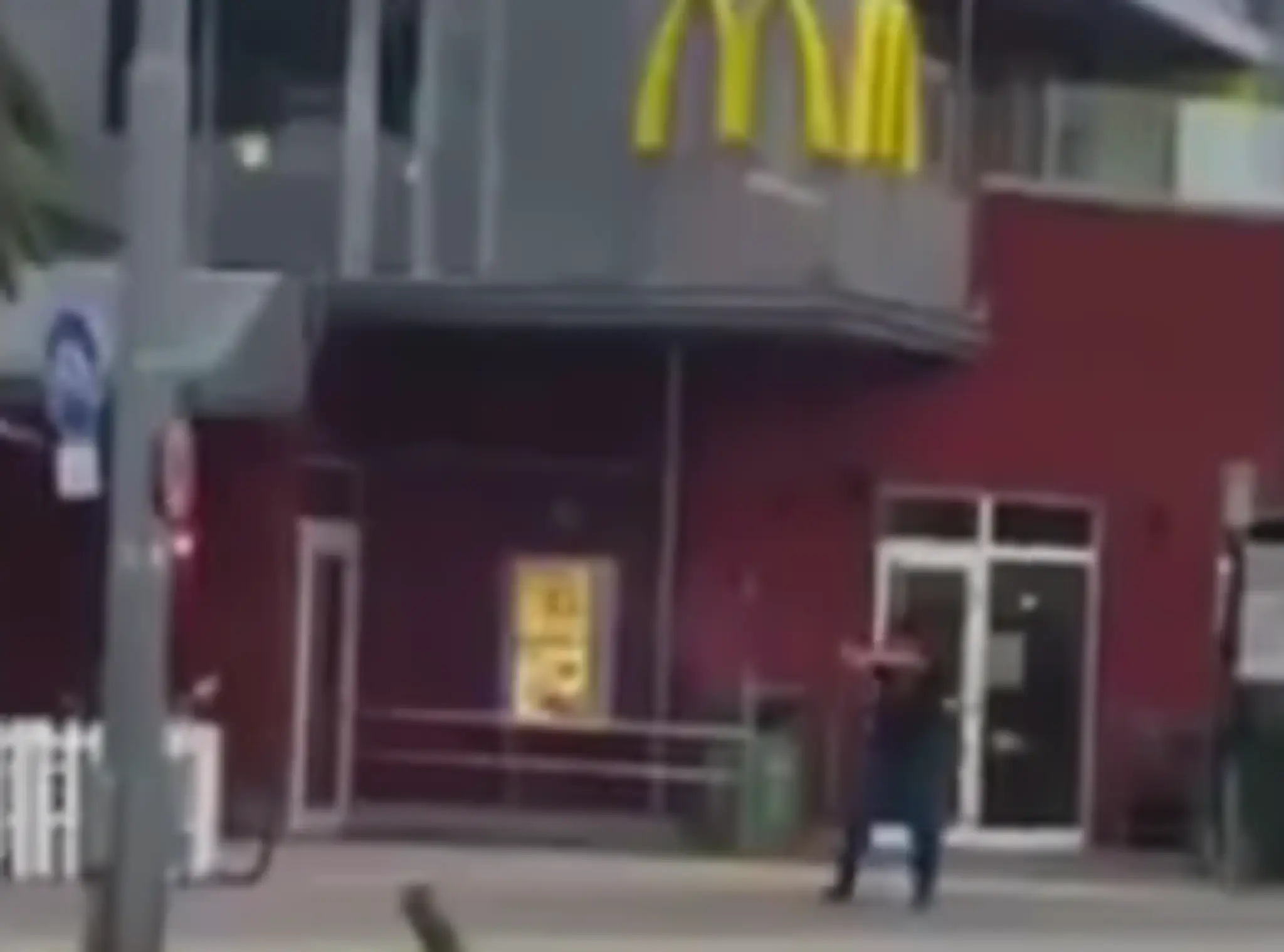 Útočníka nakamerovali počas streľby.