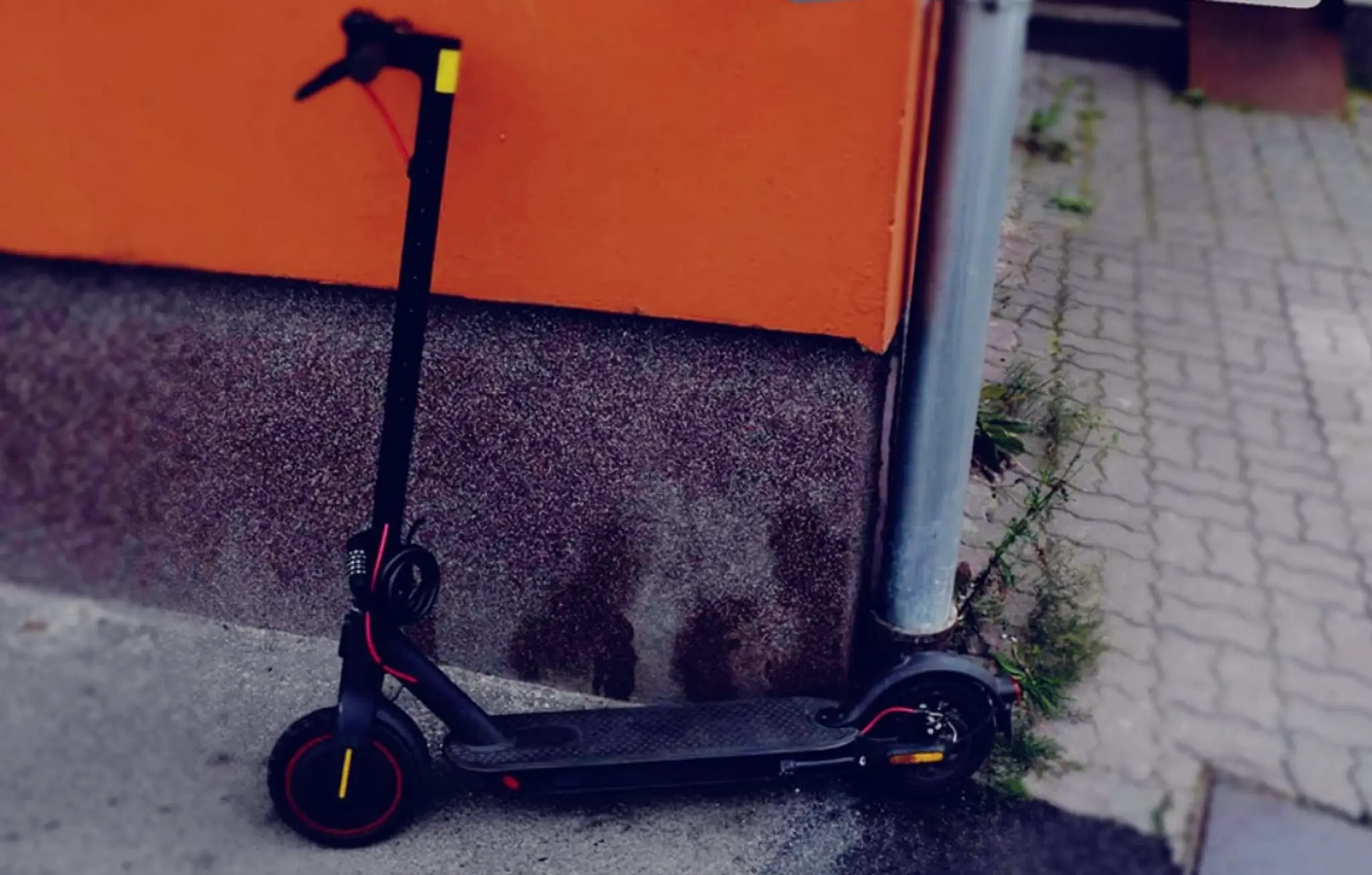 Kolobežka, s ktorou chlapec vbehol pod auto.