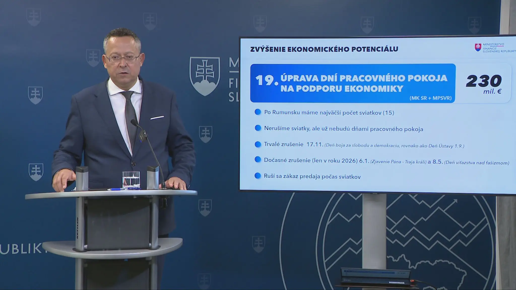 Minister financií Ladislav Kamenický počas predstavovania konsolidačného balíka.