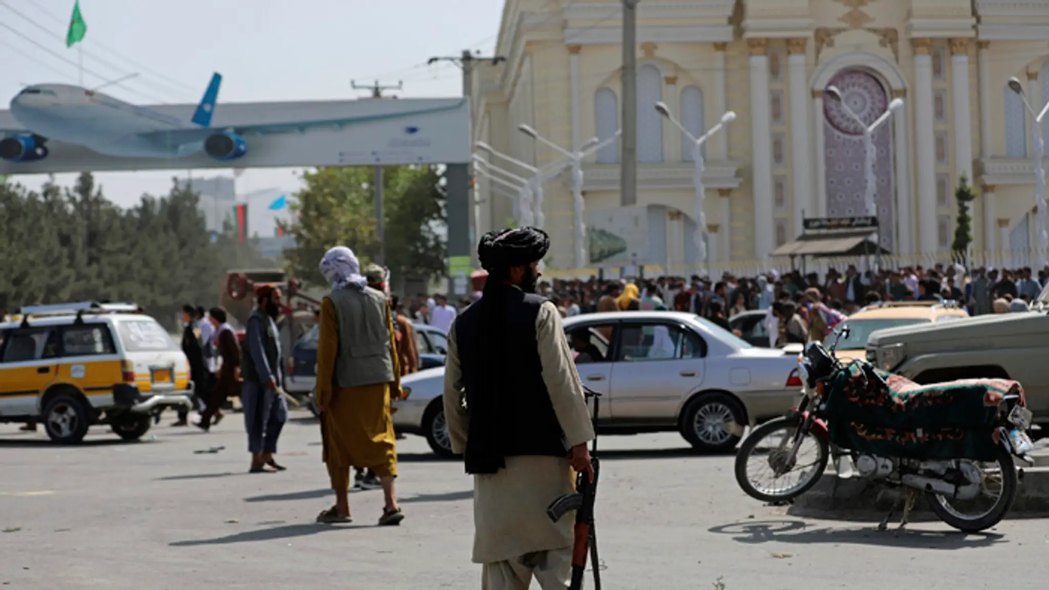 Bojovníci islamistického hnutia Taliban hliadkujú pred letiskom v Kábule.