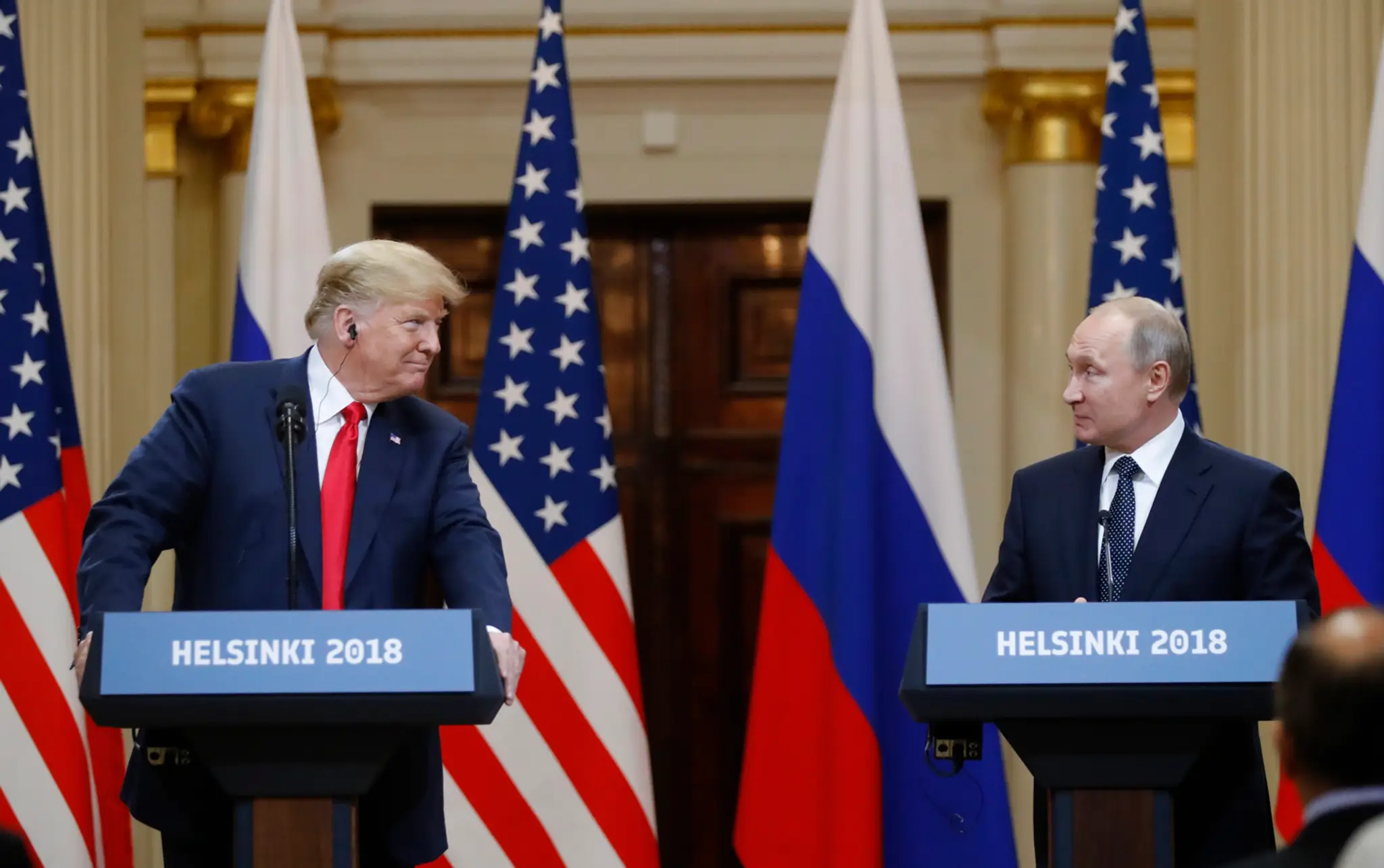 Americký prezident Donald Trump (vľavo) a ruský náprotivok Vladimir Putin počas summitu v Helsinkách.