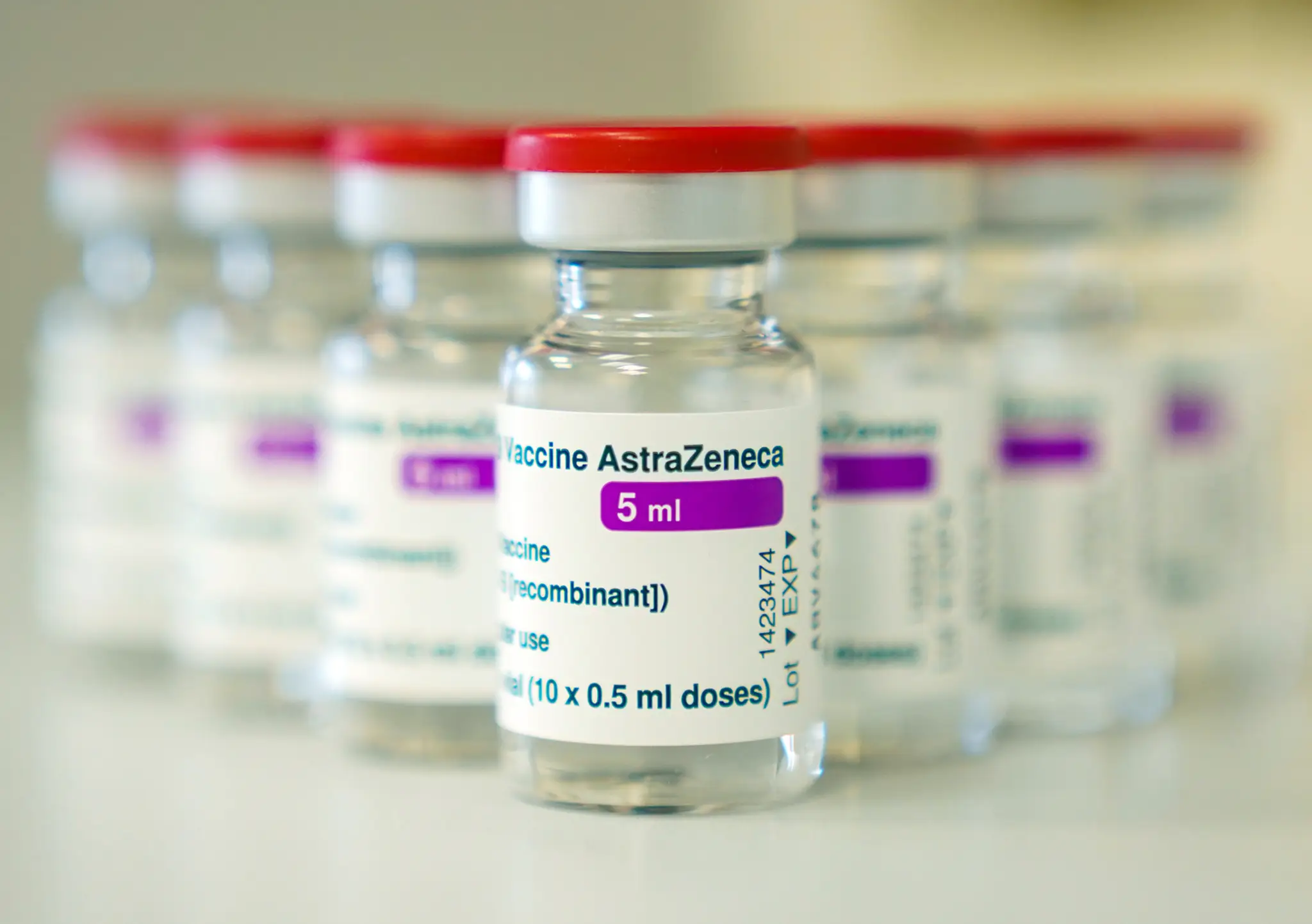 Na snímke ampulky s vakcínou od spoločnosti AstraZeneca proti ochoreniu Covid-19.