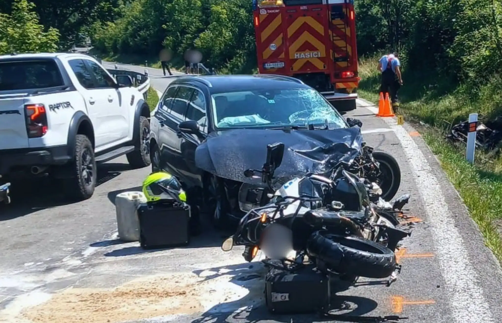 Zrážka auta a motocyklov pri Pohronskej Polhore