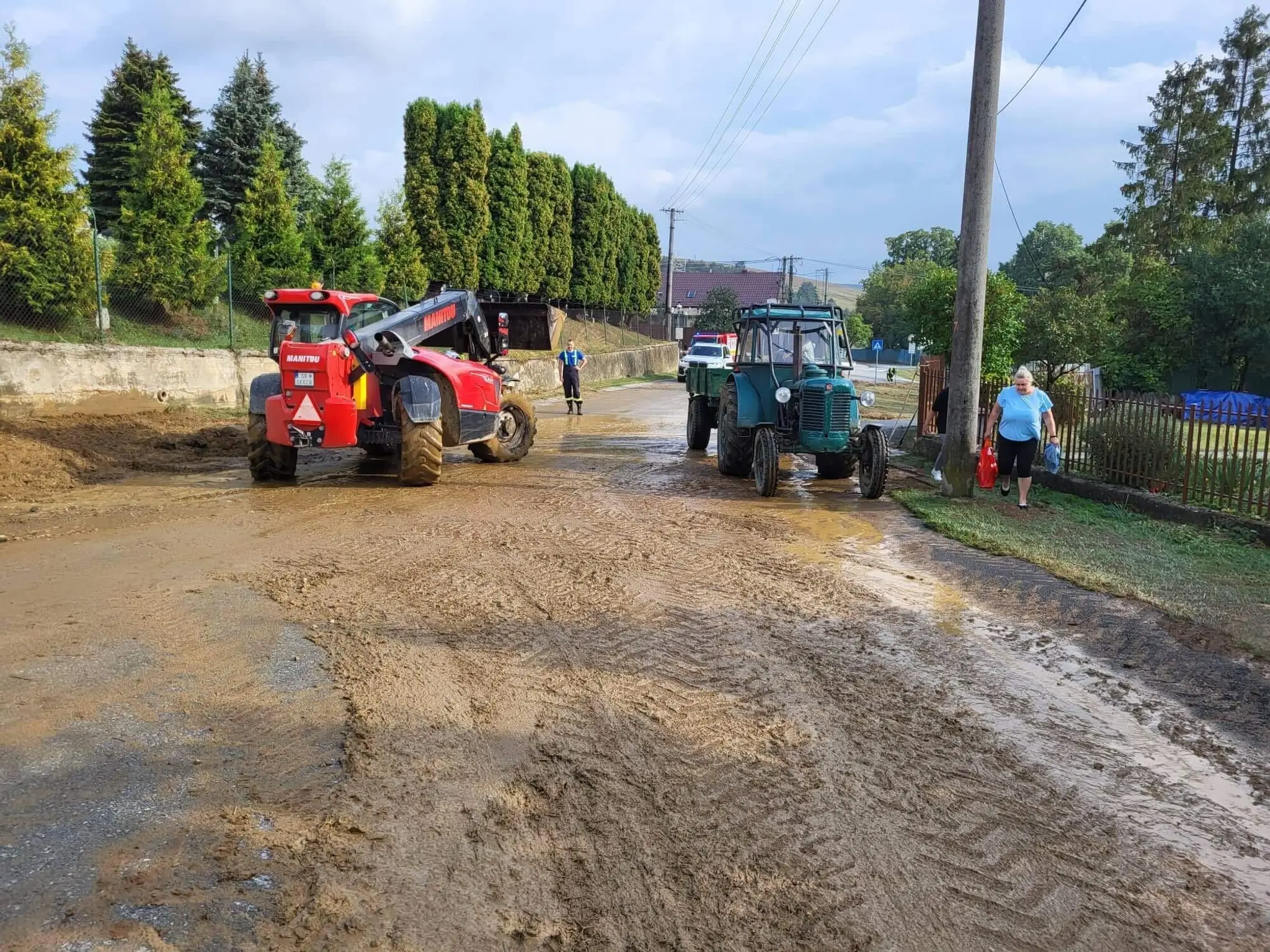 V obci Hermanovce sa z kopca zlialo bahno. Ulice museli vyčistiť dobrovoľní hasiči.