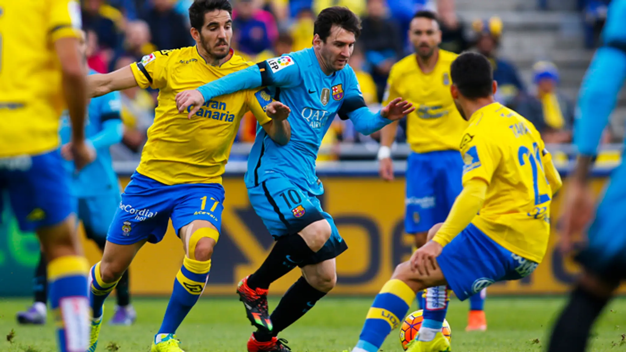 Lionel Messi (FC Barcelona) s súboji o loptu s hráčom Las Palmas Pedrom Bigasom.