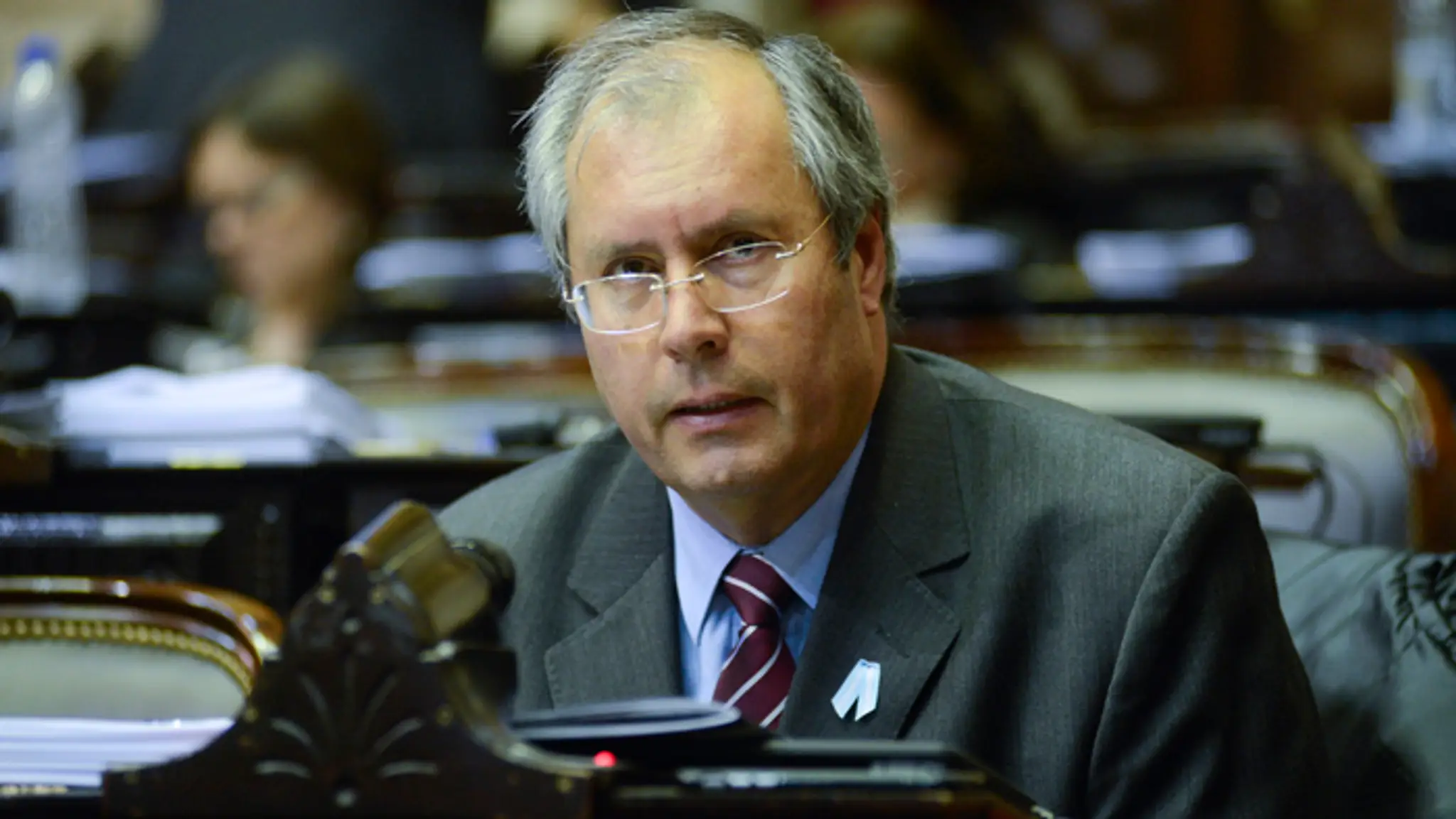 Moslimskí dobrovoľníci stoja na streche mešity v srílanskom meste Colombo.