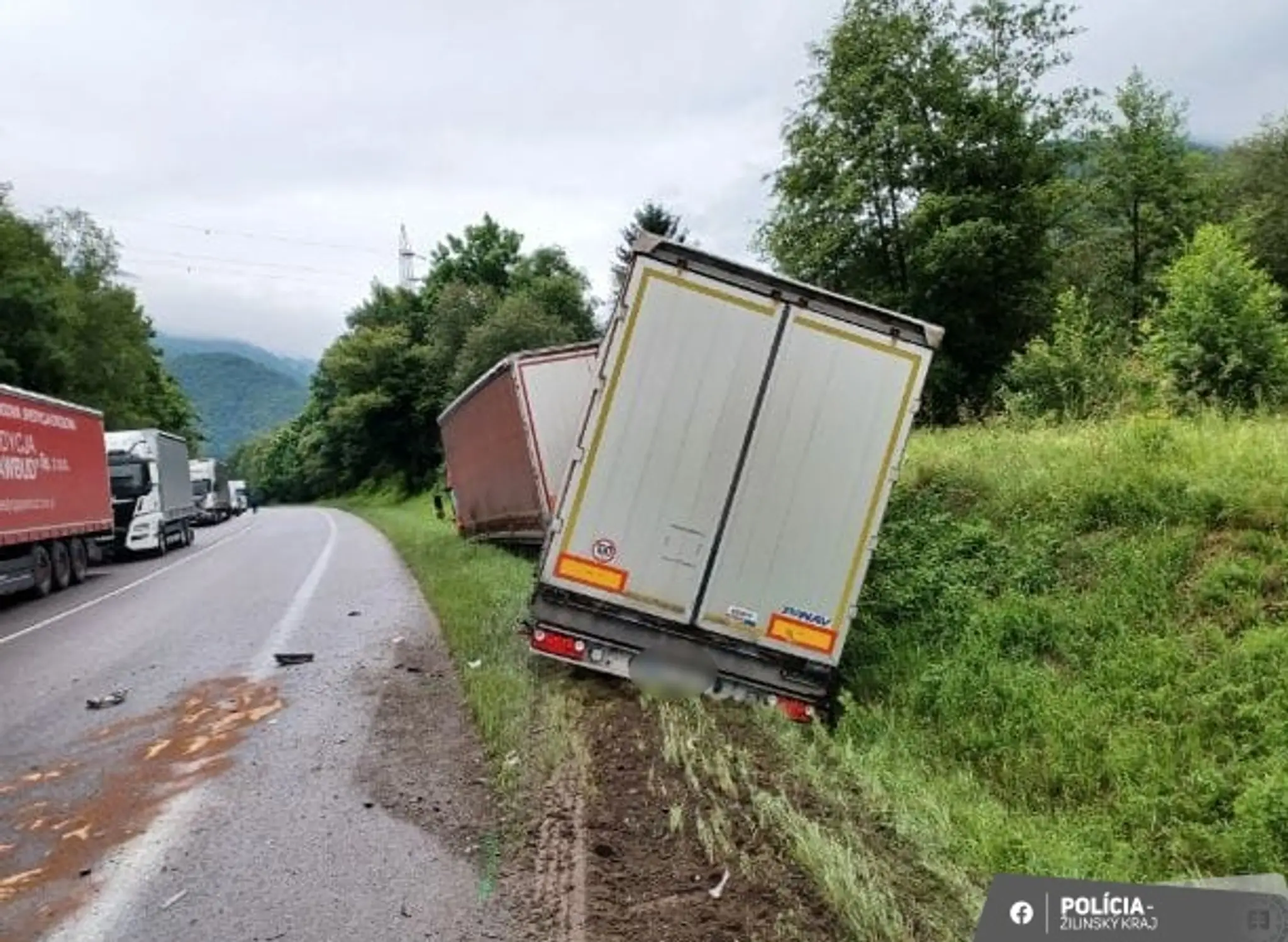 Nehoda kamiónu a dvoch áut na ceste medzi Vrútkami a Žilinou.