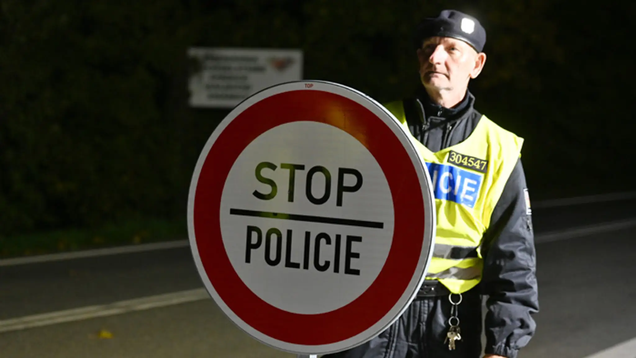 Policajt na hraniciach medzi Českou republikou a Slovenskou republikou v českom meste Hodonín.