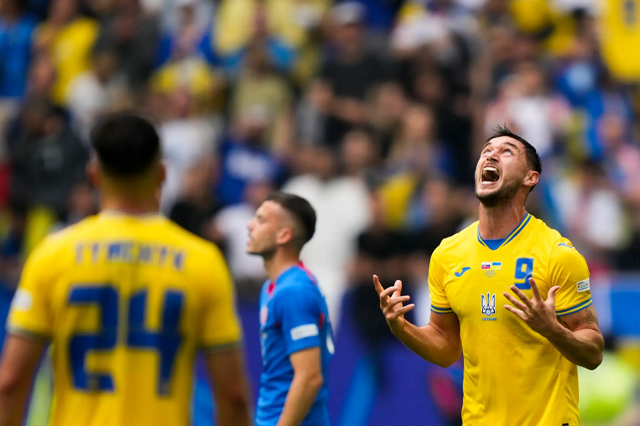 Ukrajinec Roman Jaremčuk oslavuje gól proti Slovensku na ME 2024.