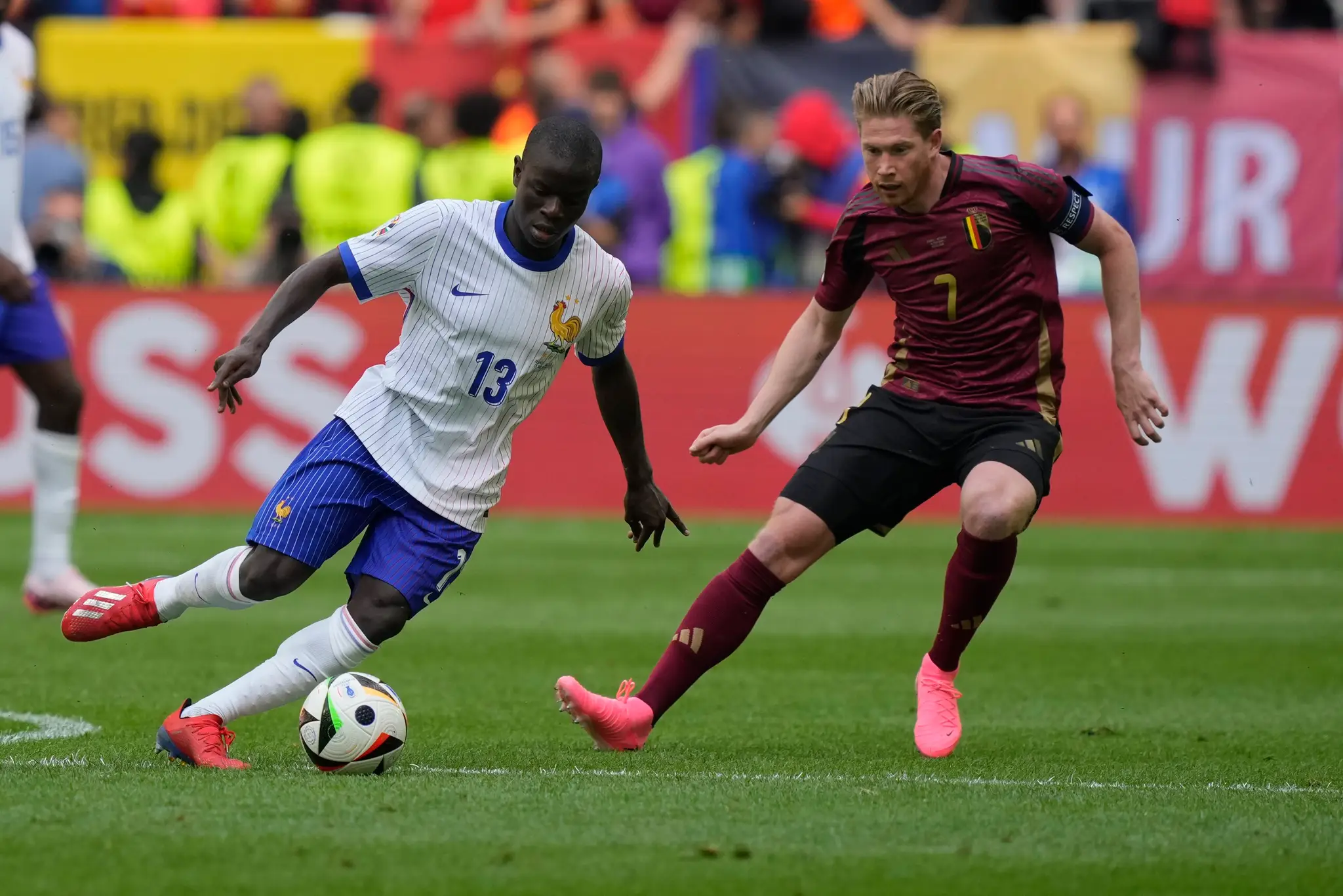 Zľava Francúz N'Golo Kanté a Belgičan Kevin De Bruyne v osemfinále ME 2024.