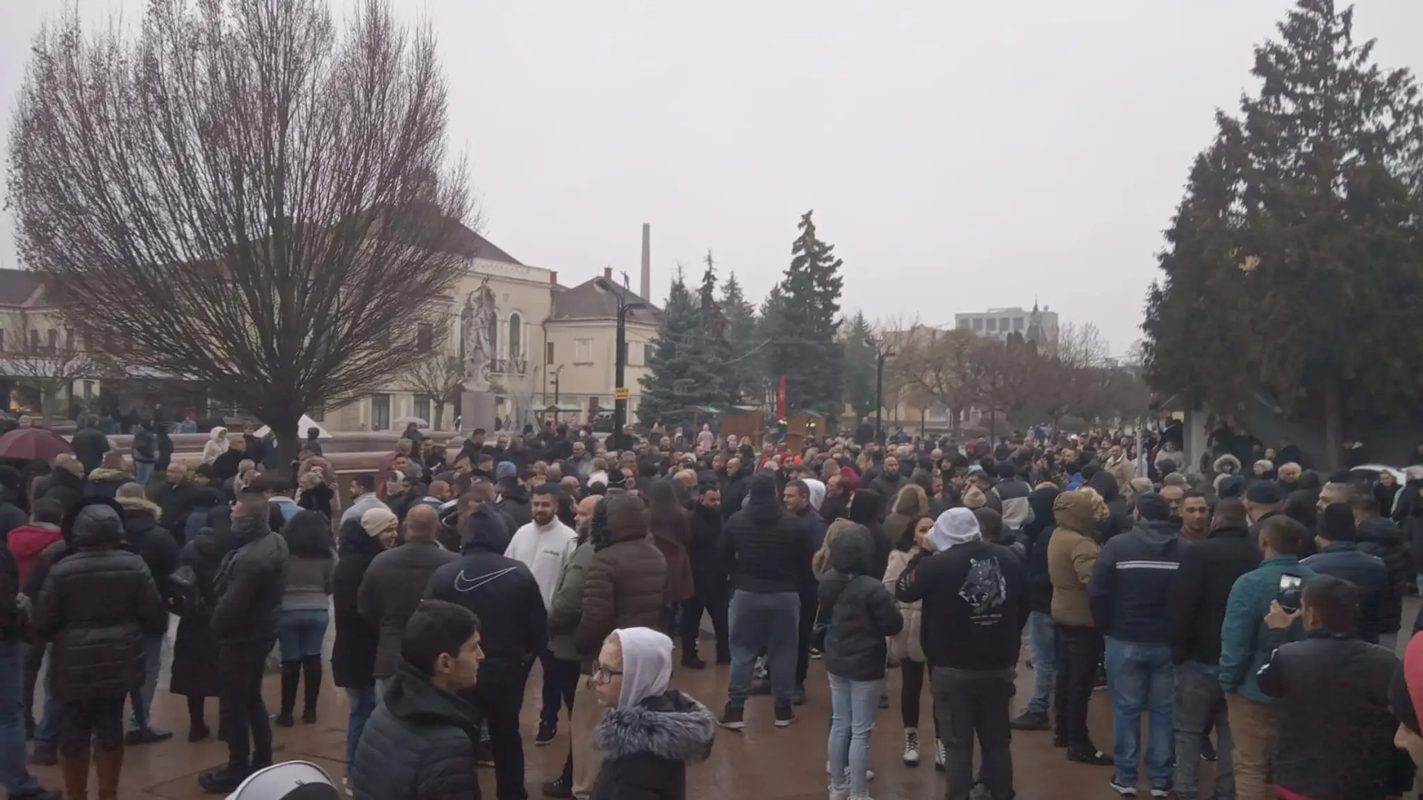 Stovky Rómov na námestí v Michalovciach