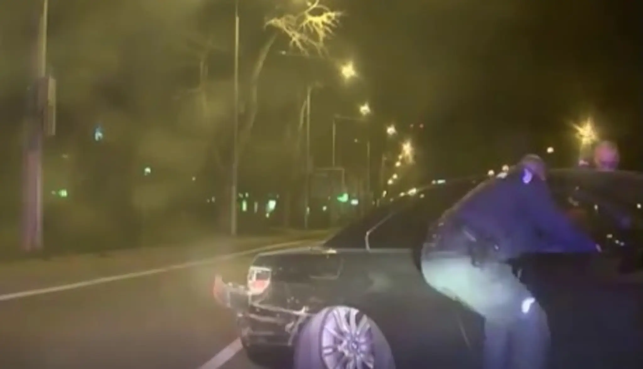 Vodičku vytiahli policajti z auta.