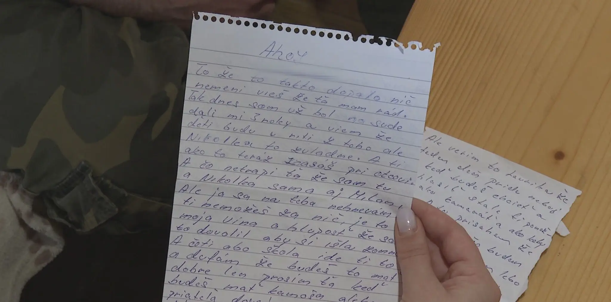 Muž píše z basy dievčaťu, ktoré uniesol