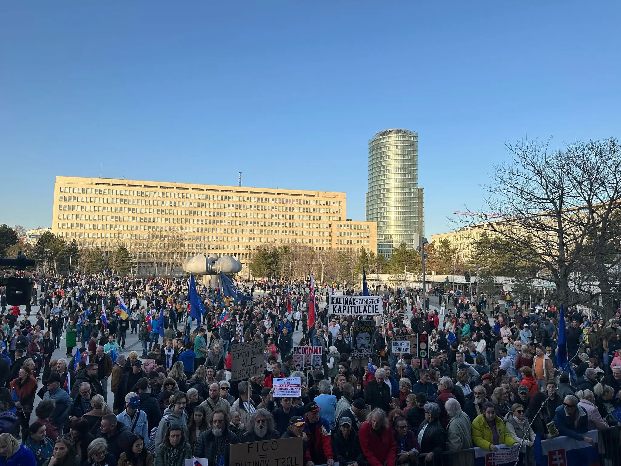 Protestujúci zaplnili námestie v Bratislave